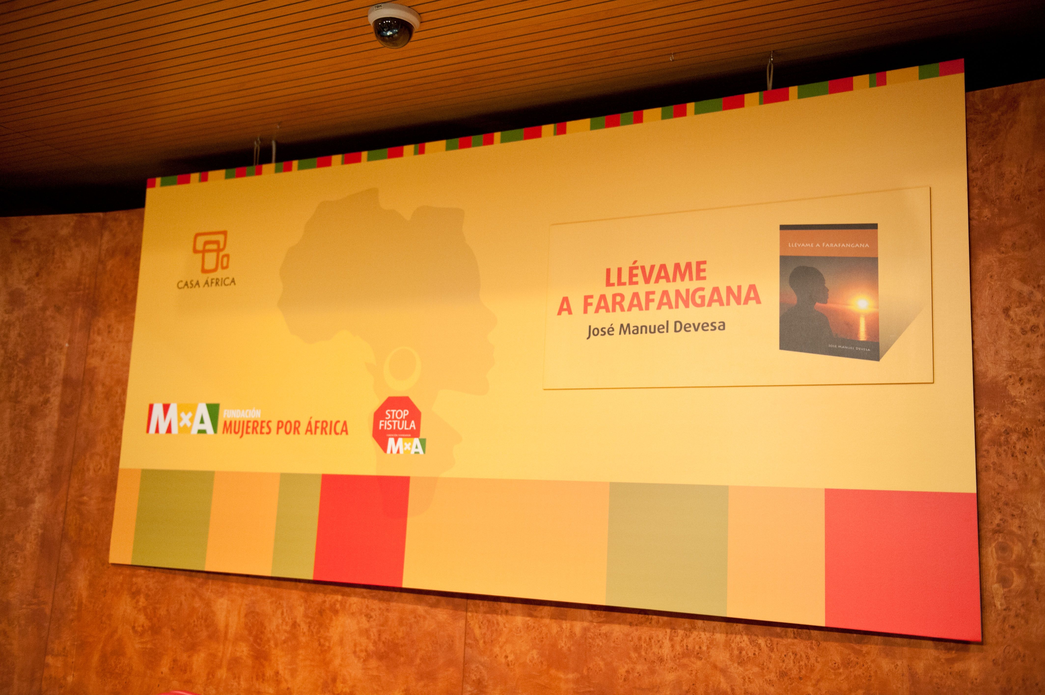 21. Imagen del acto de presentación de la novela Llévame a Faranfanfana en Casa África