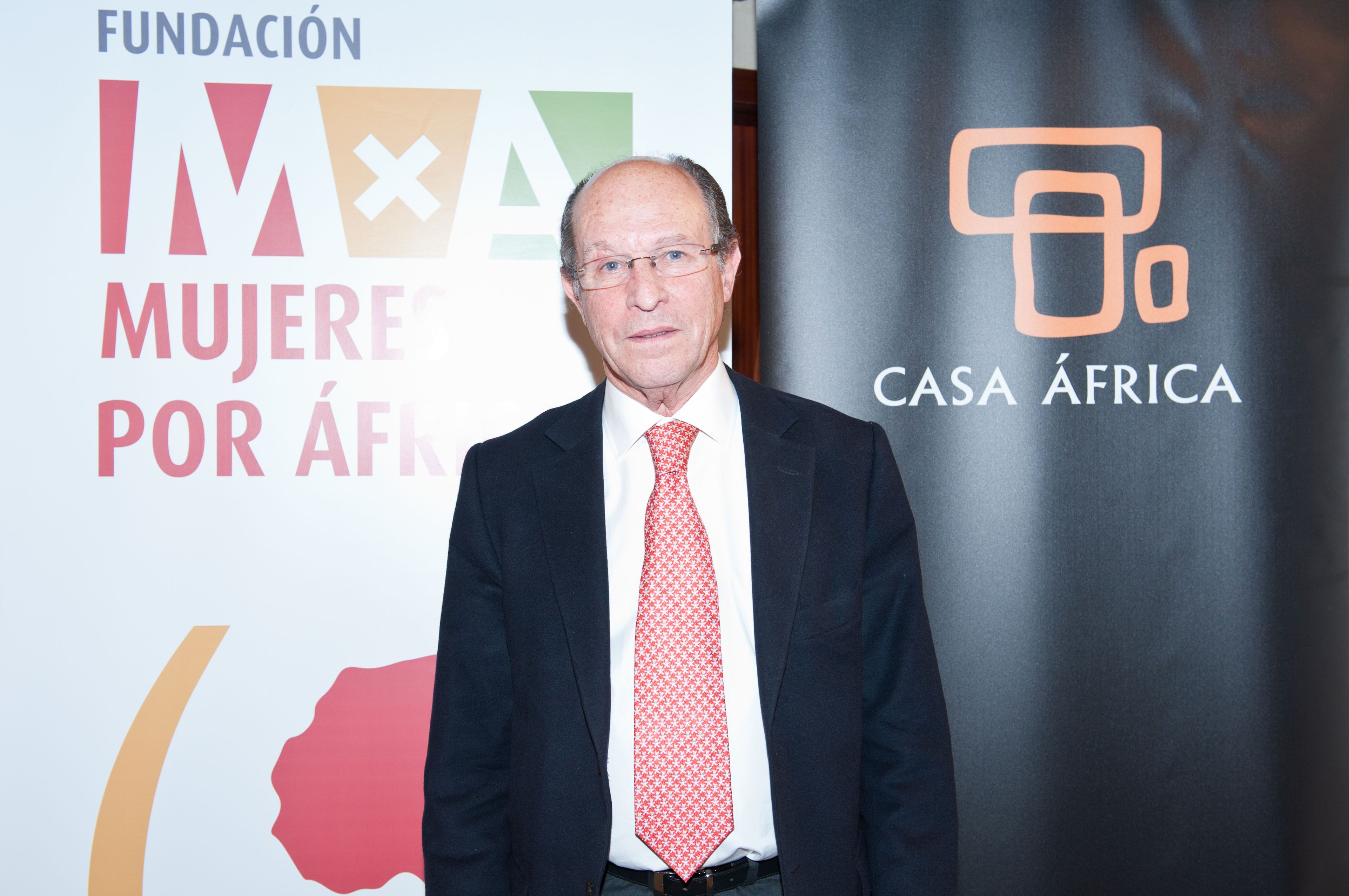 22. Dr. José Manuel Devesa, autor de la obra en la presentación del libro en Casa África