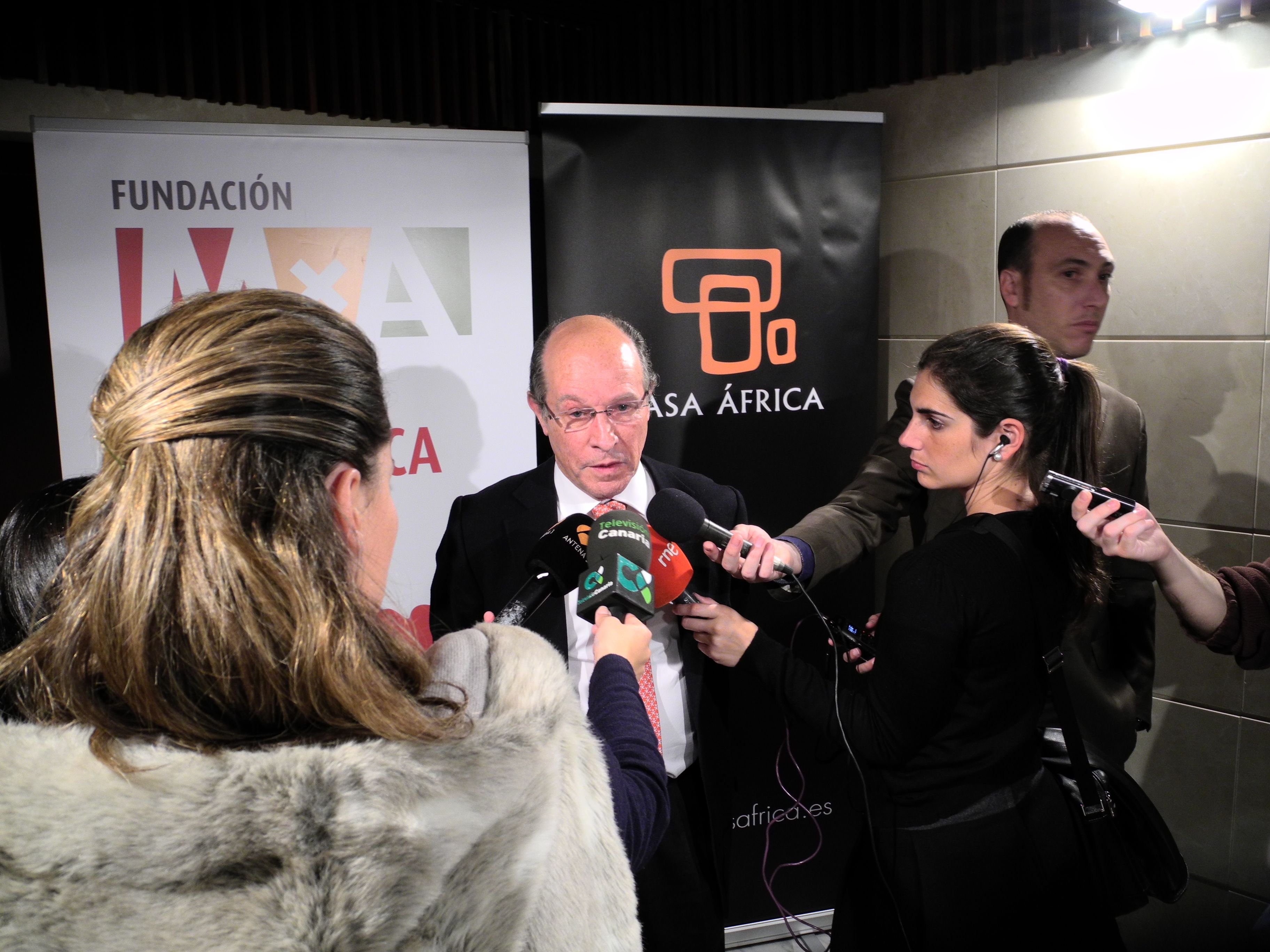 26. Dr. José Manuel Devesa, autor de la obra en la presentación del libro en Casa África