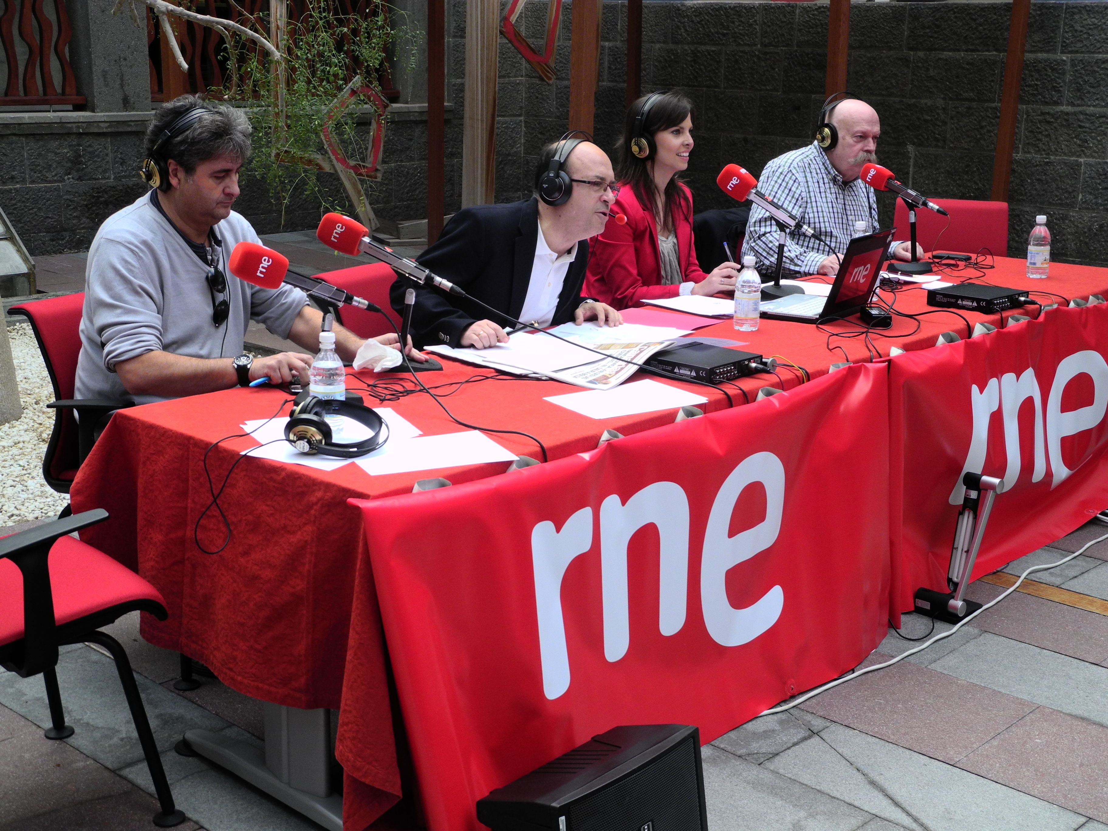 16.	Grabación del programa El día menos pensado de RNE en Casa África