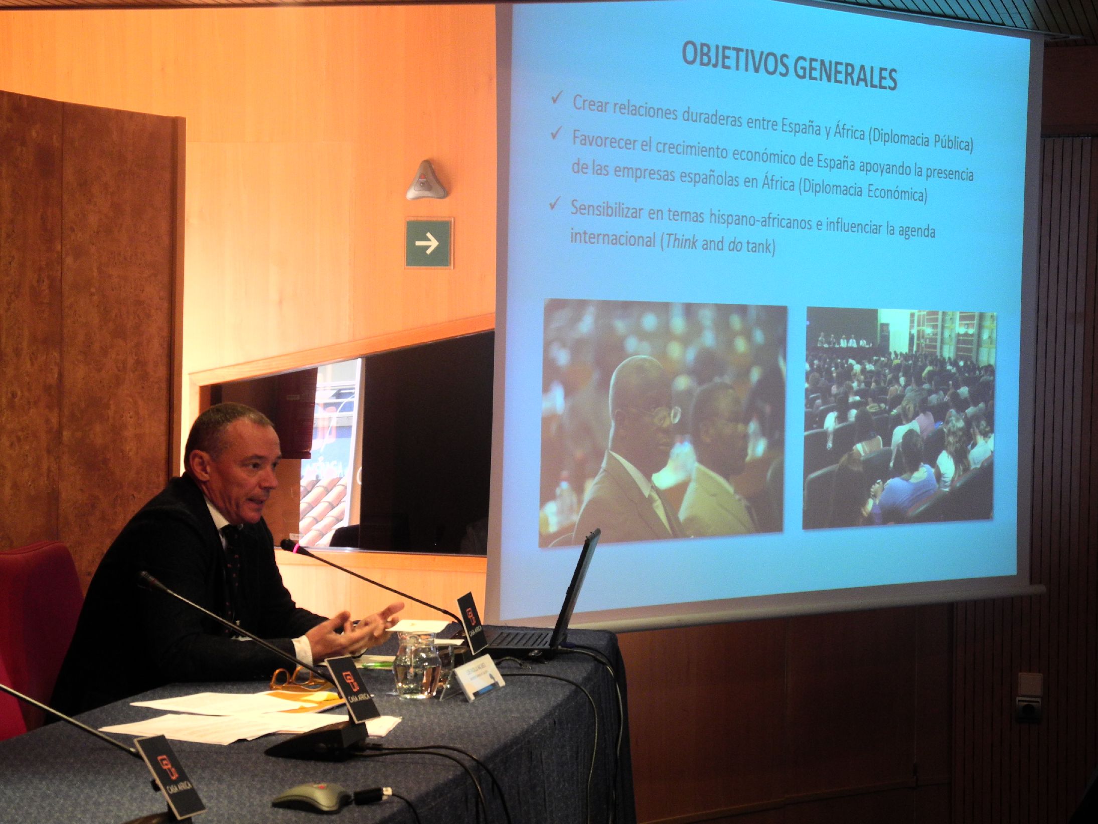 1. Intervención de Luis Padilla -Secretario General de Casa África- presentando las publicaciones de Casa África