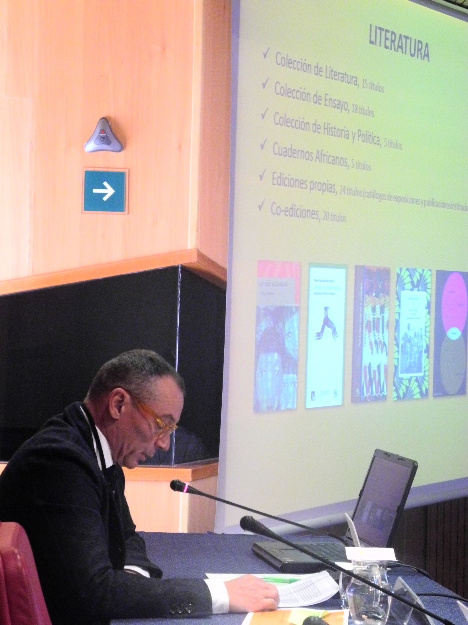4. Intervención de Luis Padilla -Secretario General de Casa África- presentando las publicaciones de Casa África