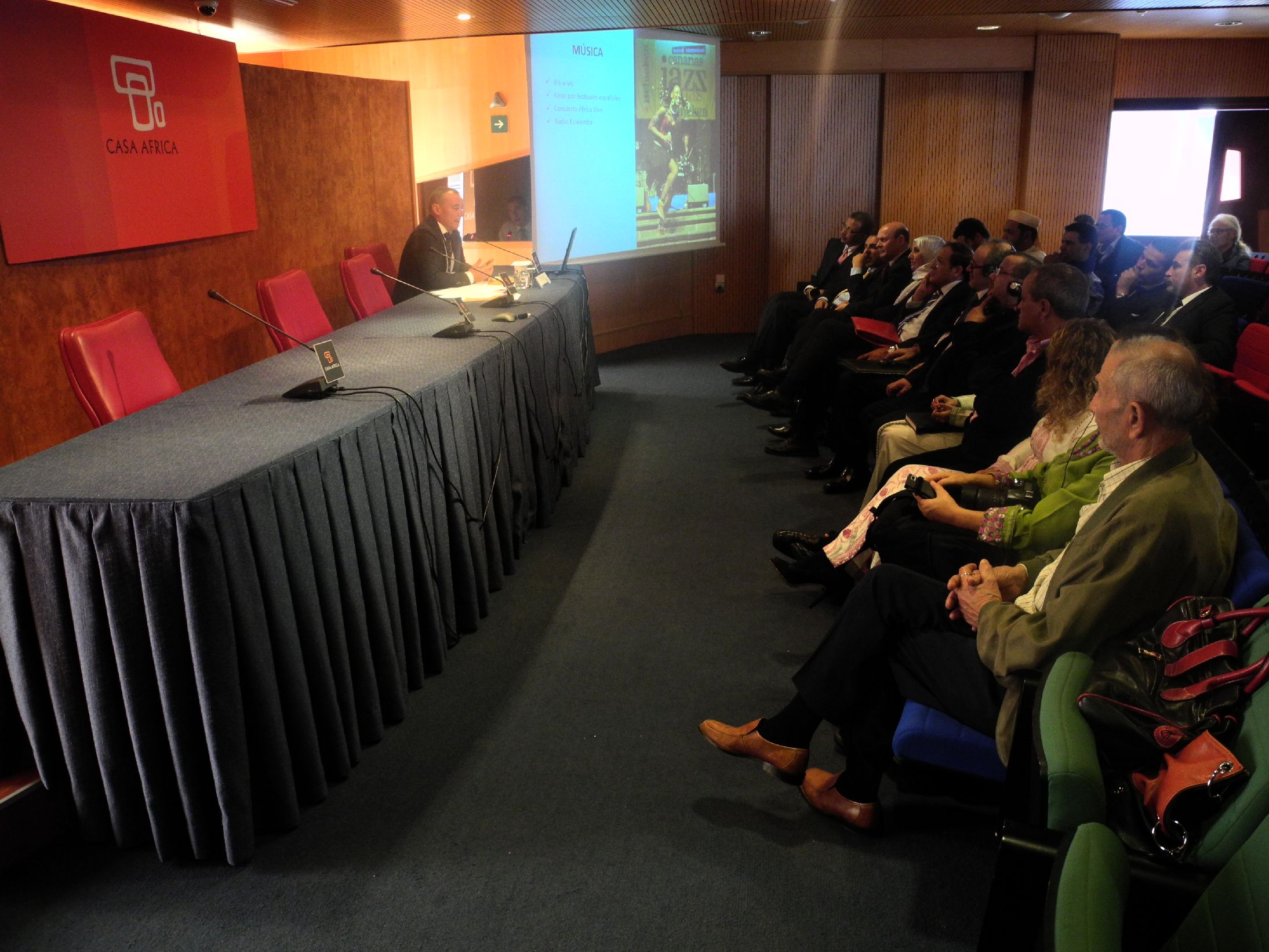 6. Intervención de Luis Padilla -Secretario General de Casa África- presentando las publicaciones de Casa África