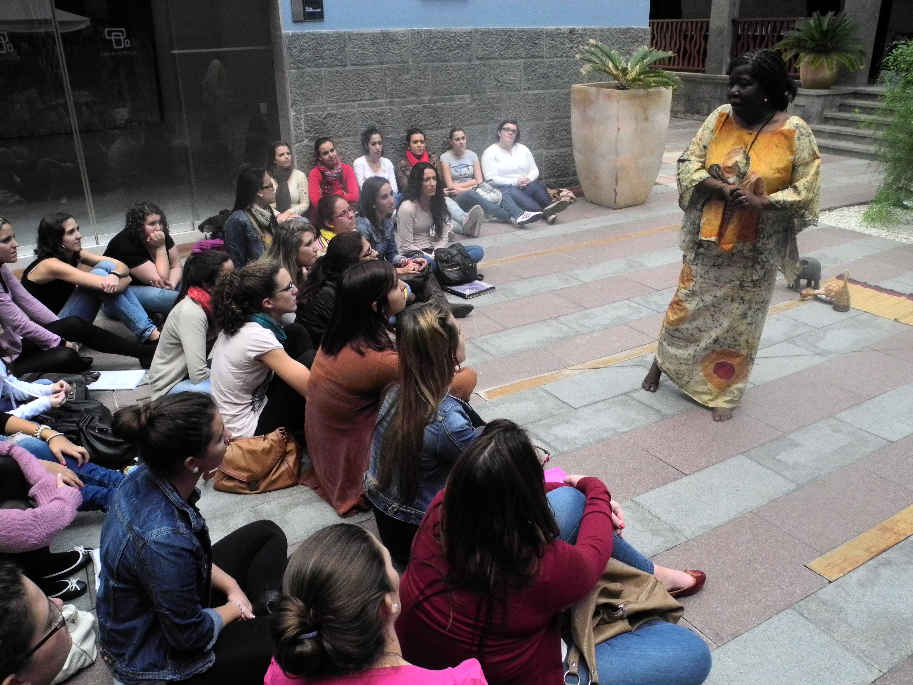 2. Actuación de Agnès Agboton en Casa África, escritora y cuentacuentos (Benín)