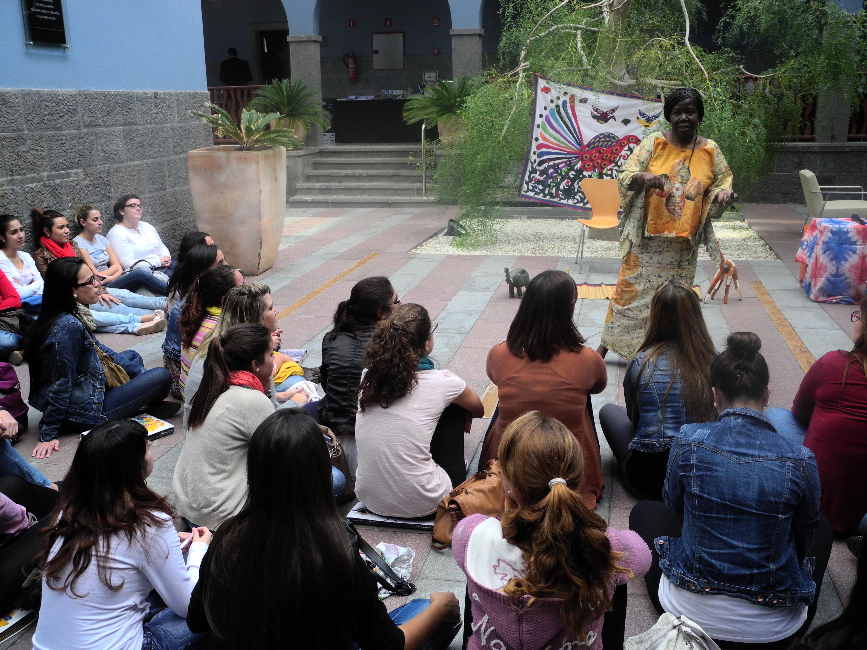 4. Actuación de Agnès Agboton en Casa África, escritora y cuentacuentos (Benín)