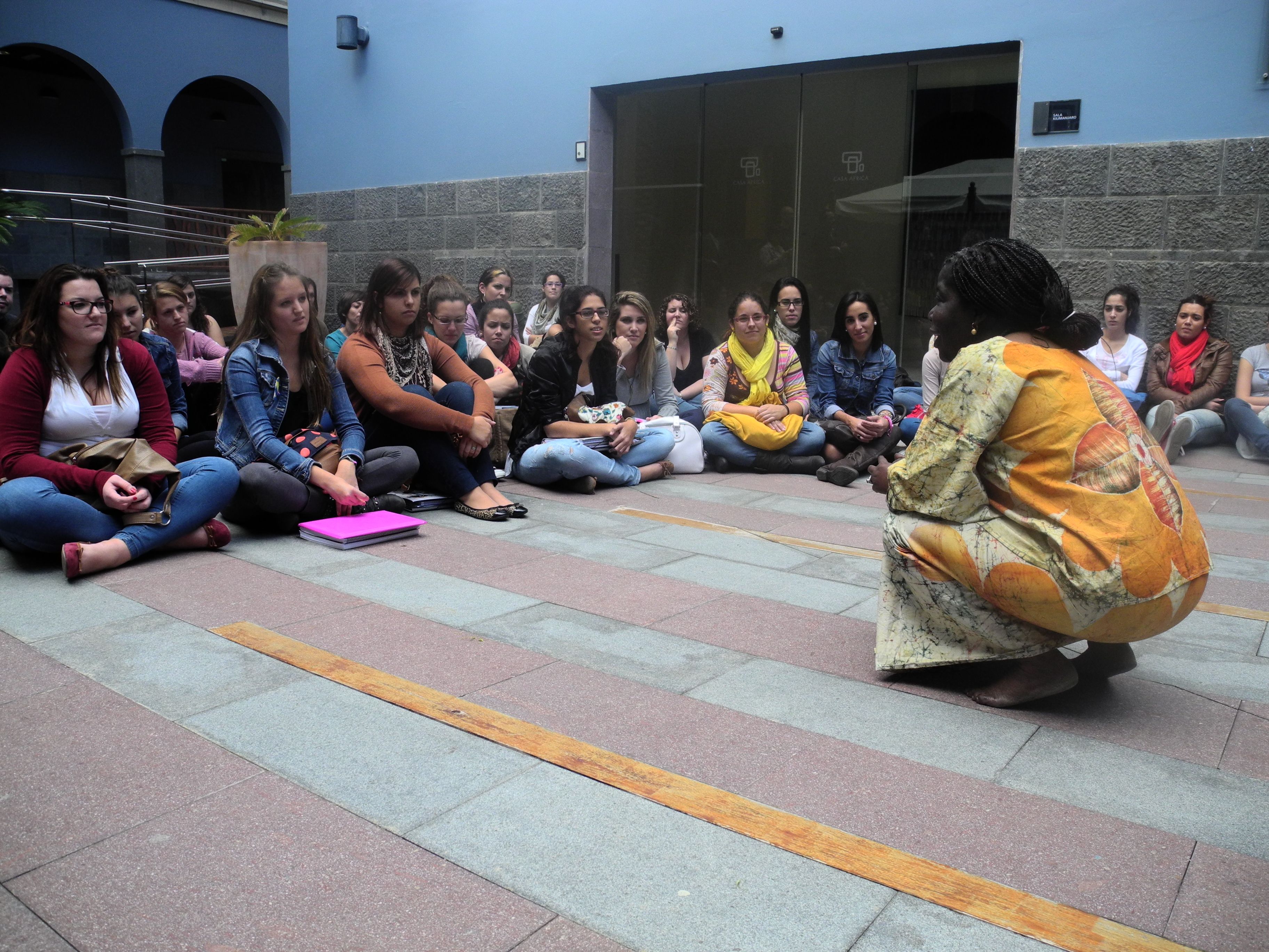 9. Actuación de Agnès Agboton en Casa África, escritora y cuentacuentos (Benín)