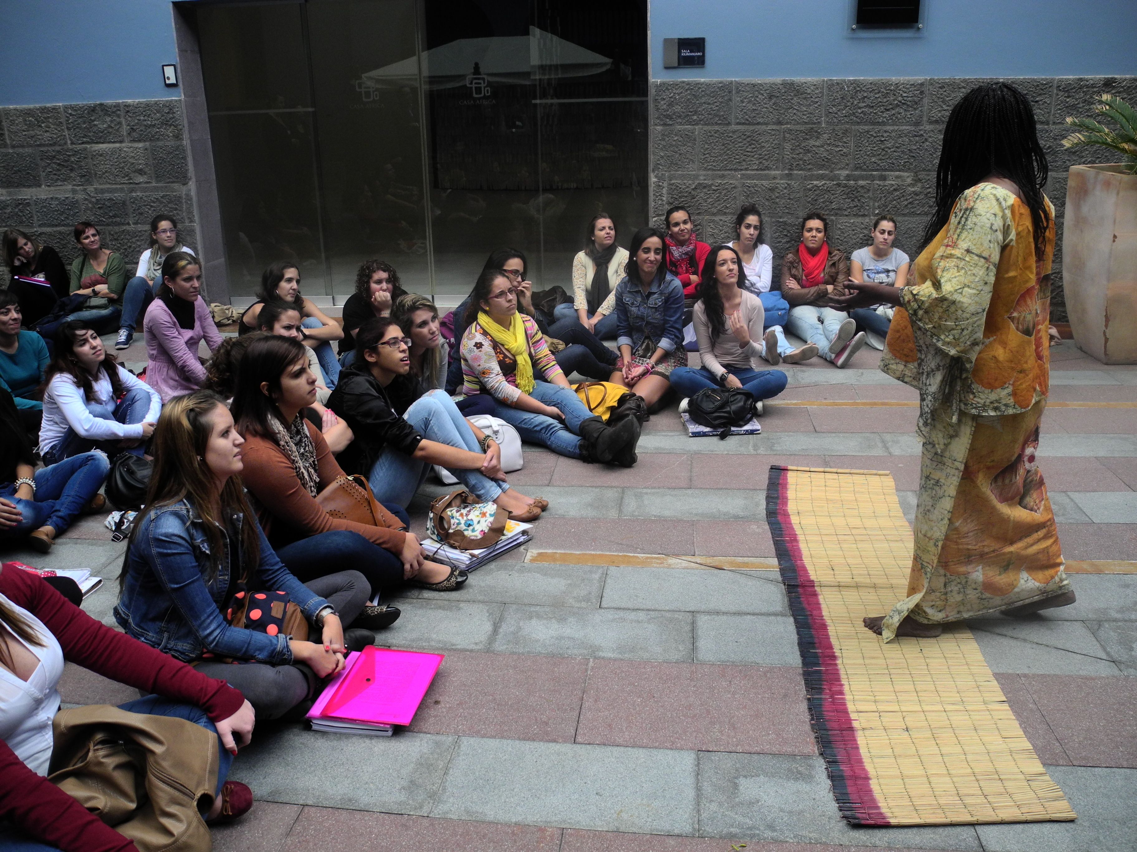 15. Actuación de Agnès Agboton en Casa África, escritora y cuentacuentos (Benín)