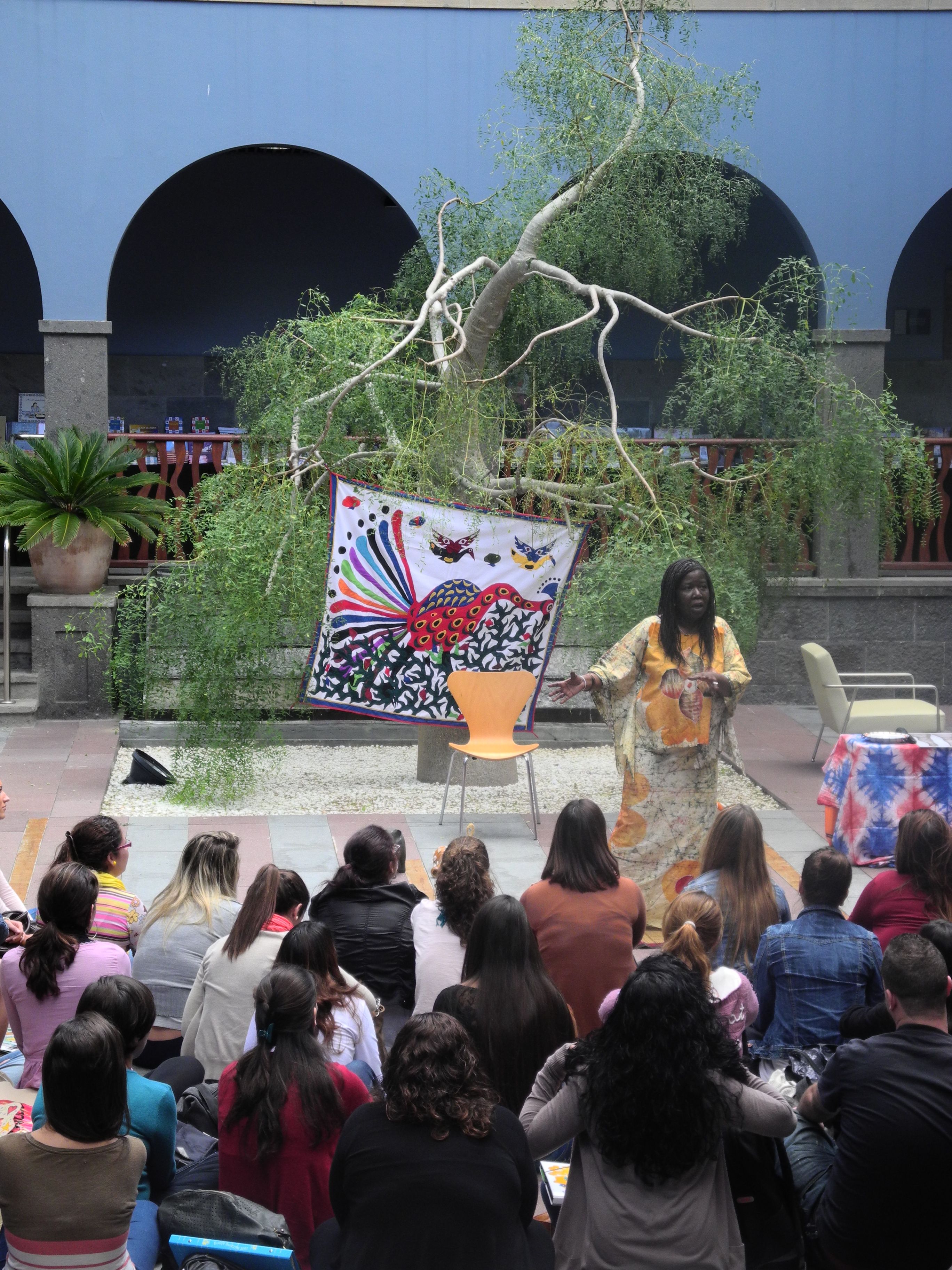 16. Actuación de Agnès Agboton en Casa África, escritora y cuentacuentos (Benín)