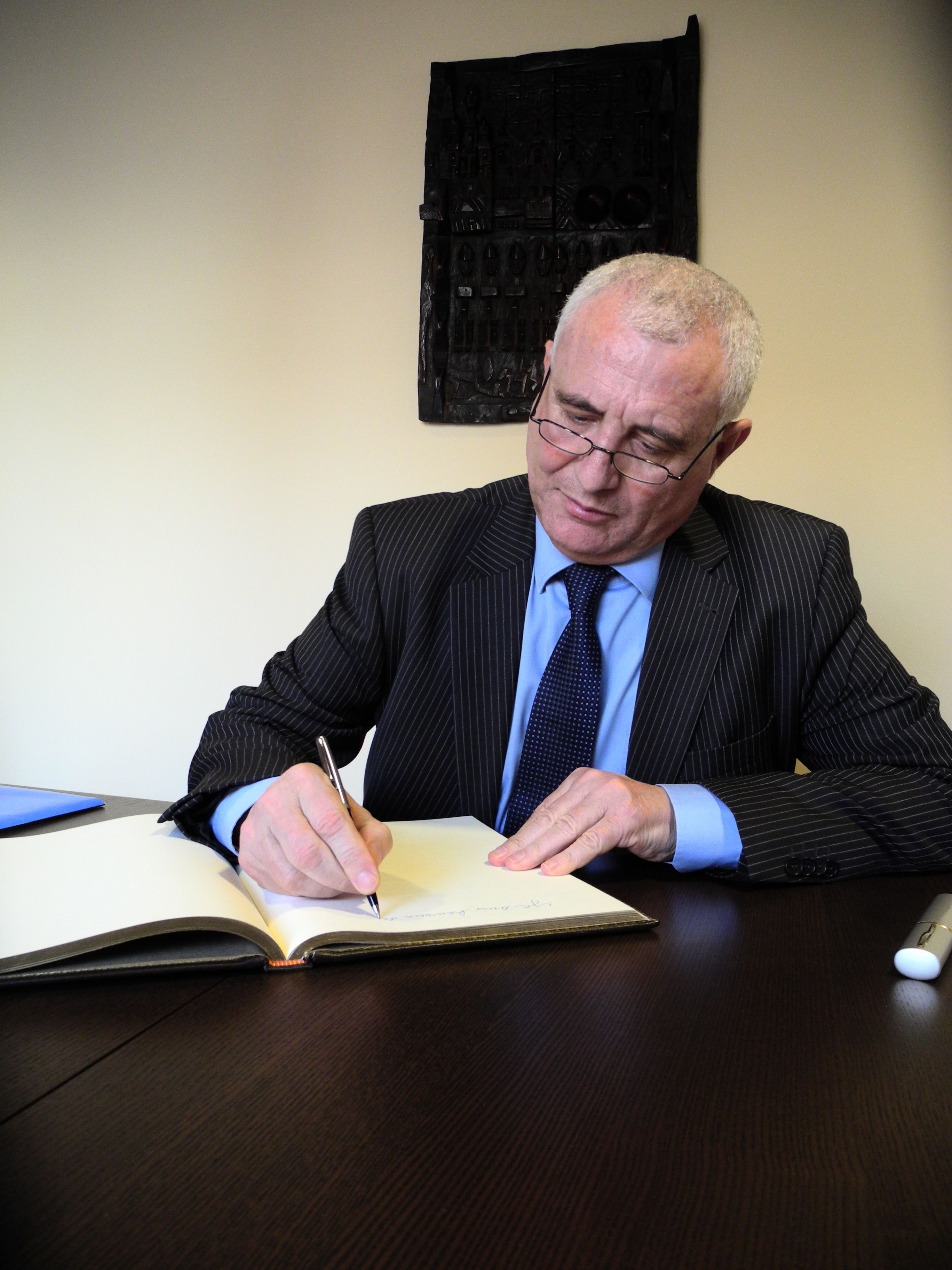 8. Firma en el Libro de Honor de Casa África por Said Djinnit, Representante Especial del Secretario General de Naciones Unidas y Jefe de la Oficina de las Naciones Unidas para África Occidental (UNOWA)