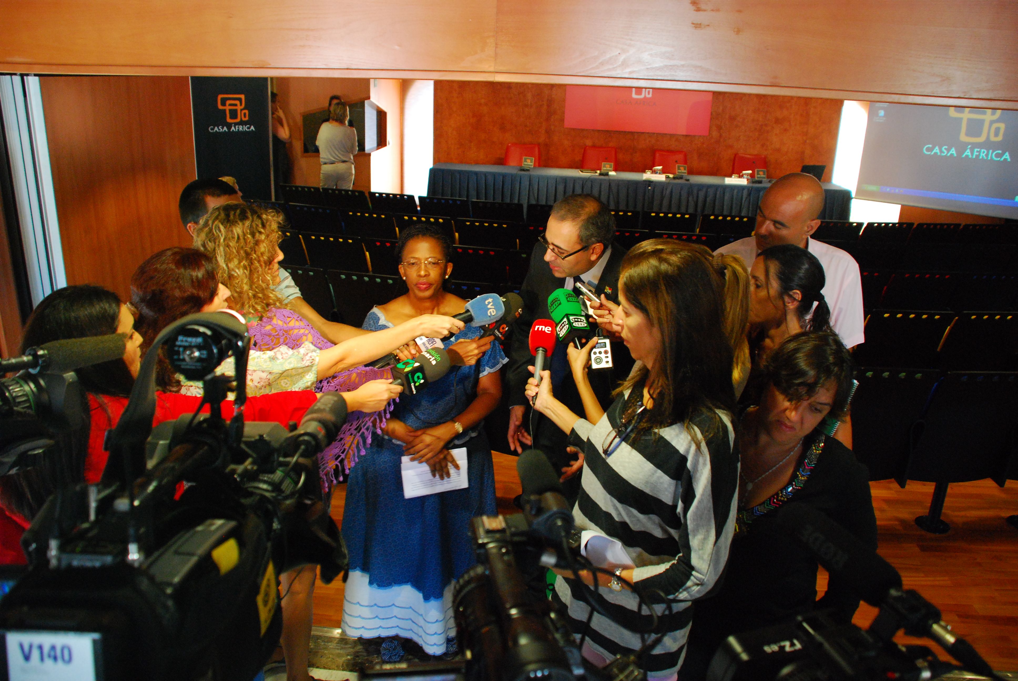 1. Imagen de la Sra. Dña. Fikile Magubane, Embajadora de Sudáfrica en España, previa a la conferencia