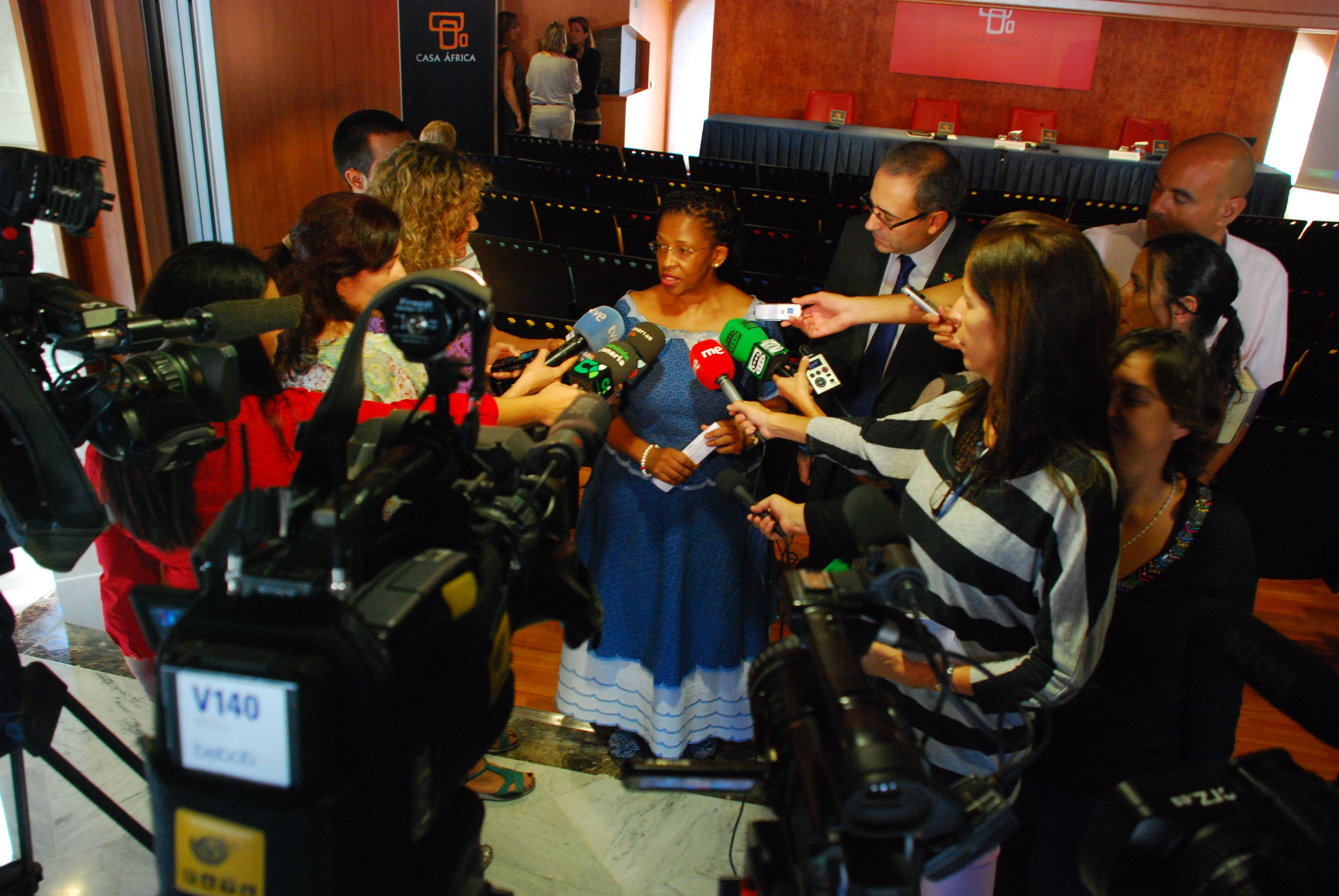 2. Imagen de la Sra. Dña. Fikile Magubane, Embajadora de Sudáfrica en España, previa a la conferencia