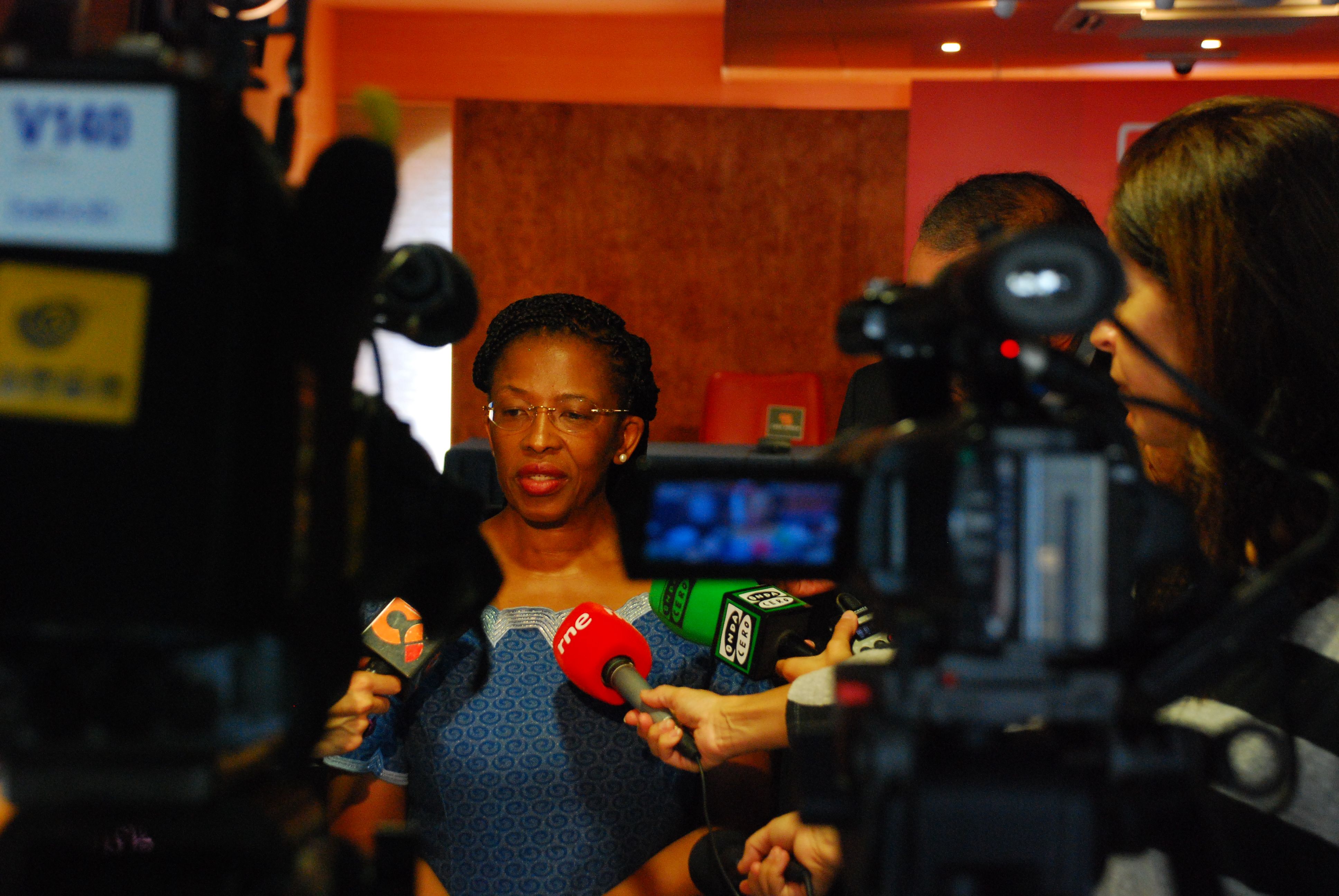 4. Imagen de la Sra. Dña. Fikile Magubane, Embajadora de Sudáfrica en España, previa a la conferencia
