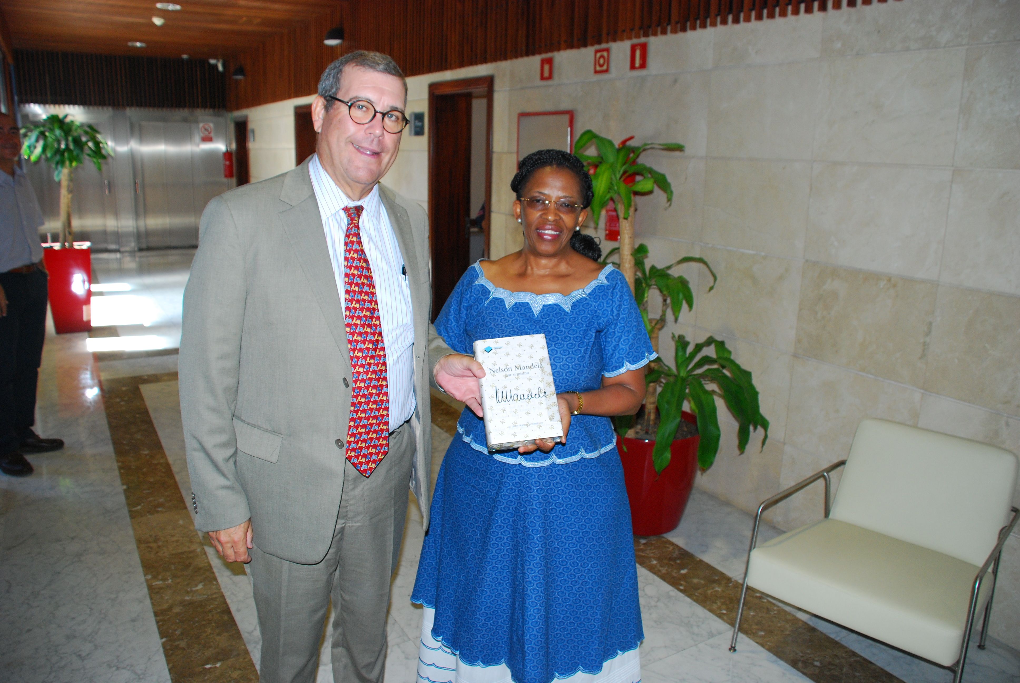 15. Imagen de la Sra. Dña. Fikile Magubane, Embajadora de Sudáfrica en España, y Sr. D. Santiago Martínez-Caro, Director General de Casa África