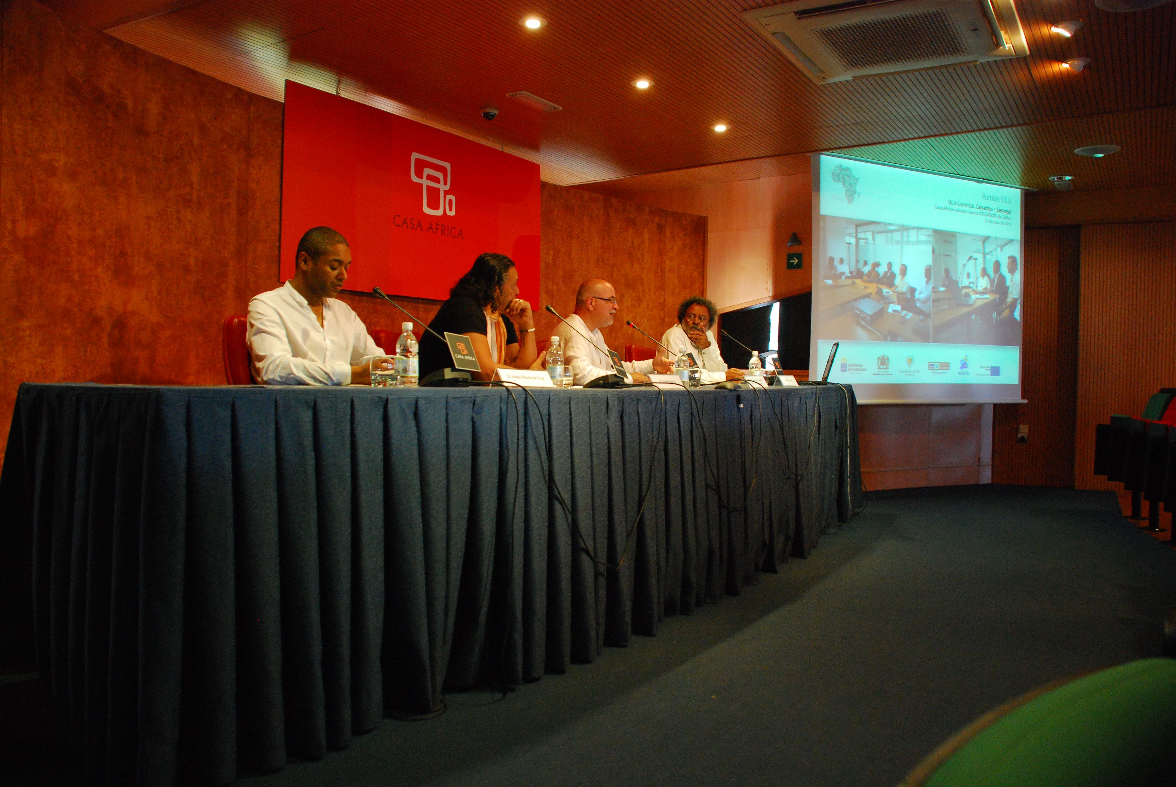 22. Imagen de la mesa redonda Las Artes Plásticas en Cabo Verde formada por Tchalé Figueira, Leão Lopes e Irineu Rocha da Cruz, moderada por Orlando Britto Jinorio, en Casa África