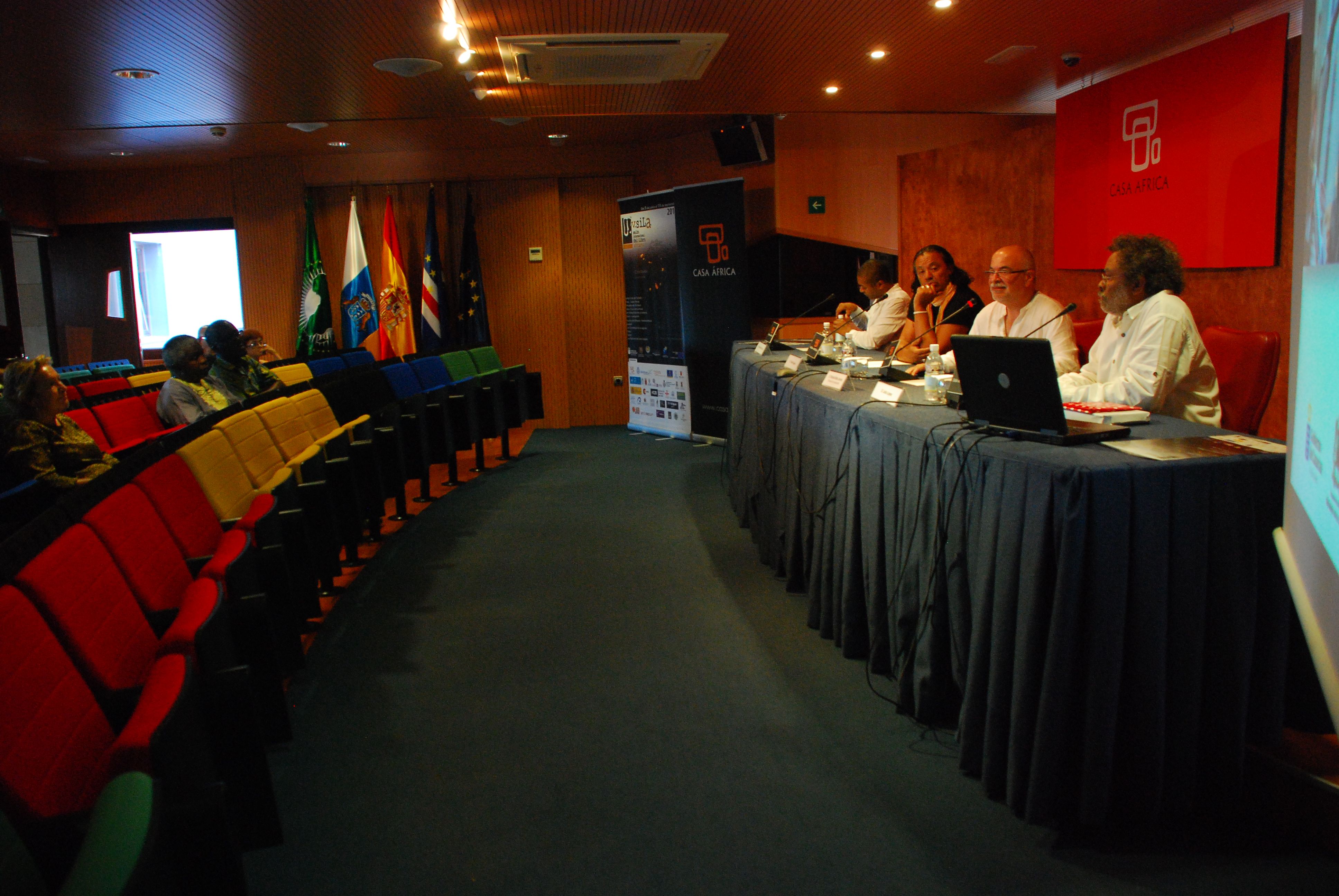24. Imagen de la mesa redonda Las Artes Plásticas en Cabo Verde formada por Tchalé Figueira, Leão Lopes e Irineu Rocha da Cruz, moderada por Orlando Britto Jinorio, en Casa África