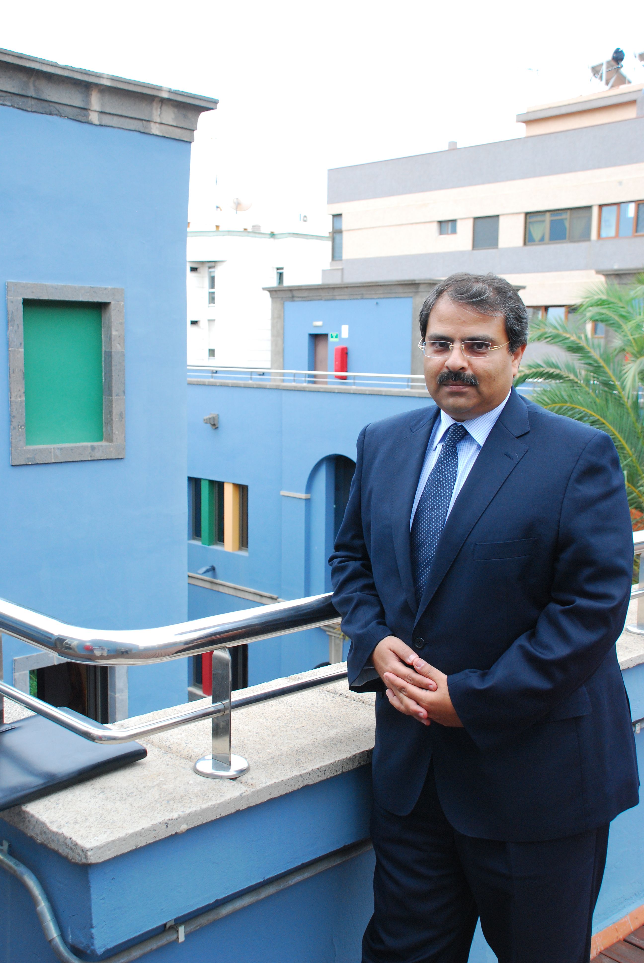 3. Imagen del Sr. D. Ayman Abdulsamie Omar Zaineldine, en su visita a Casa África
