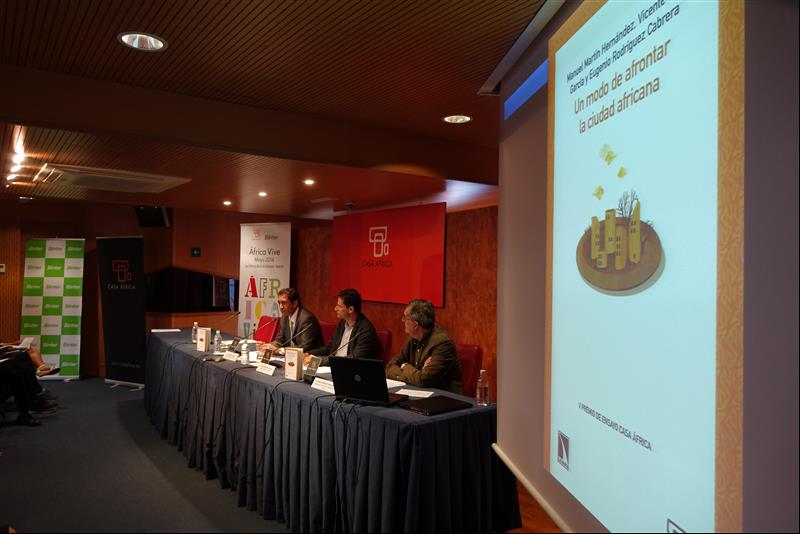 21. Presentación del libro “Un modo de afrontar la ciudad africana”, V Premio de Ensayo Casa África 2013, por  Luis Padrón, Director General de Casa África en su sede