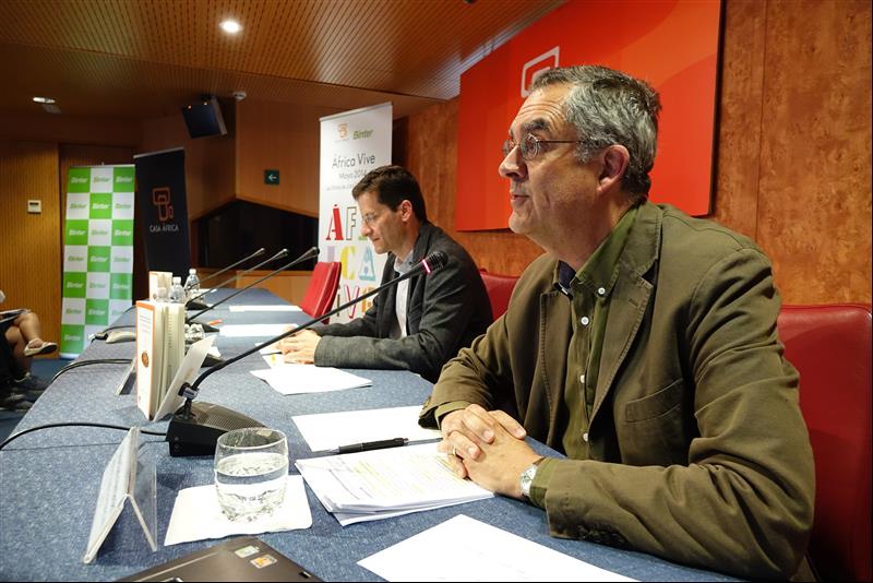 26. Presentación del libro “Un modo de afrontar la ciudad africana”, V Premio de Ensayo Casa África 2013, por  sus autores: Manuel J. Martín Hernández y Vicente Díaz García en Casa África
