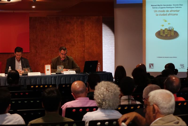 29. Presentación del libro “Un modo de afrontar la ciudad africana”, V Premio de Ensayo Casa África 2013, por  sus autores: Manuel J. Martín Hernández y Vicente Díaz García en Casa África