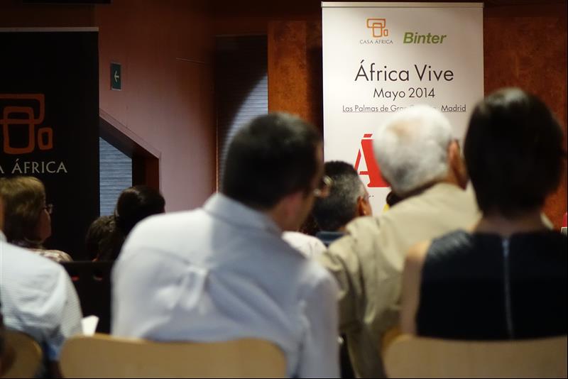 33. Presentación del libro “Un modo de afrontar la ciudad africana”, V Premio de Ensayo Casa África 2013, por  sus autores: Manuel J. Martín Hernández y Vicente Díaz García en Casa África