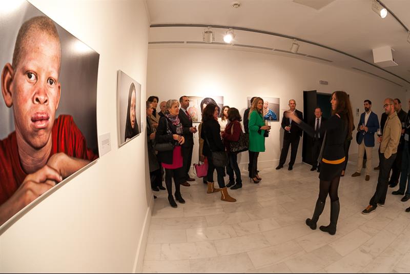 12. Presentación de la exposición Albinos, a la sombra del sol, en Casa África por Ana Yturralde, fotógrafa