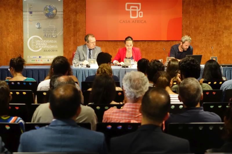 2. Imagen del acto África es Noticia: Nigeria celebrado en Casa África. De izq. a dere.: Carlos Echeverría , Arianne Hernández y Xavier Aldekoa