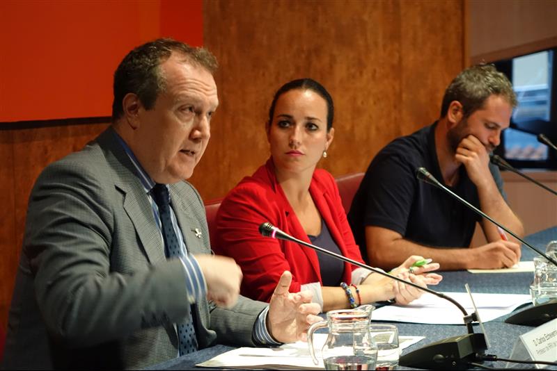 7. Imagen del acto África es Noticia: Nigeria celebrado en Casa África. De izq. a dere.: Carlos Echeverría , Arianne Hernández y Xavier Aldekoa