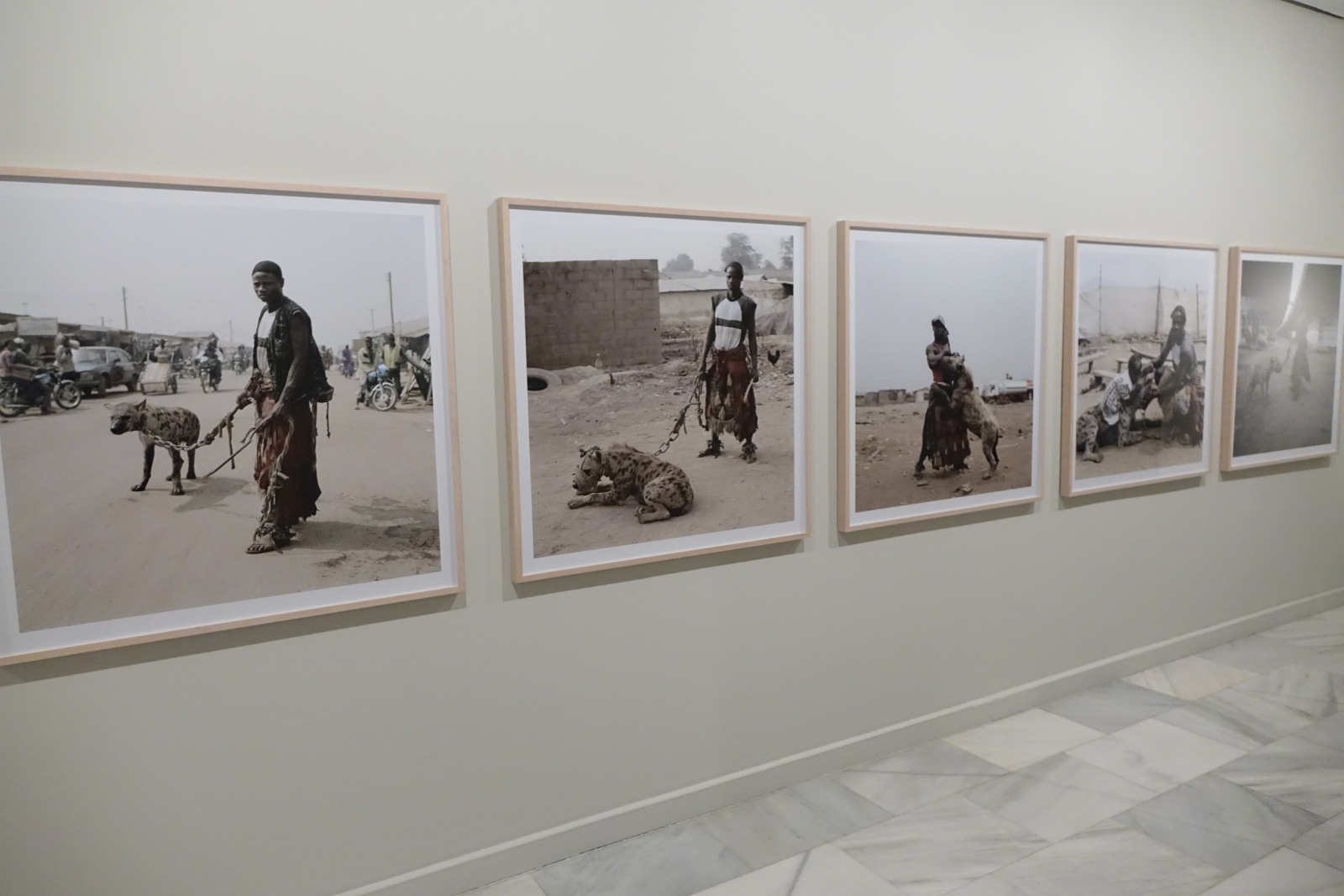 3. Exposición Éste debe ser el lugar de Pieter Hugo en Casa África y Centro Atlántico de Arte Moderno (CAAM)
