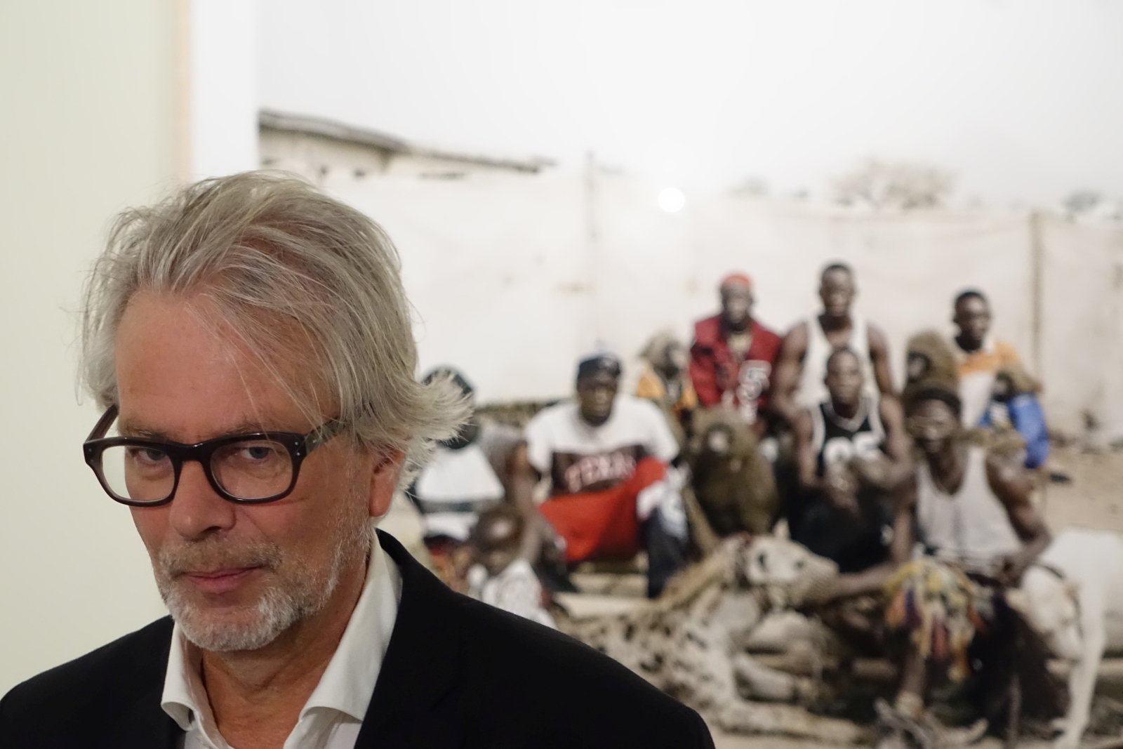 10. Imagen de Wim van Sinderen - Comisario de la exposición y Conservador Jefe del Museo de Fotografía de La Haya
