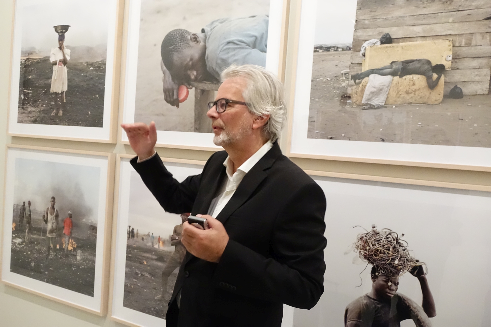 11. Imagen de Wim van Sinderen - Comisario de la exposición y Conservador Jefe del Museo de Fotografía de La Haya