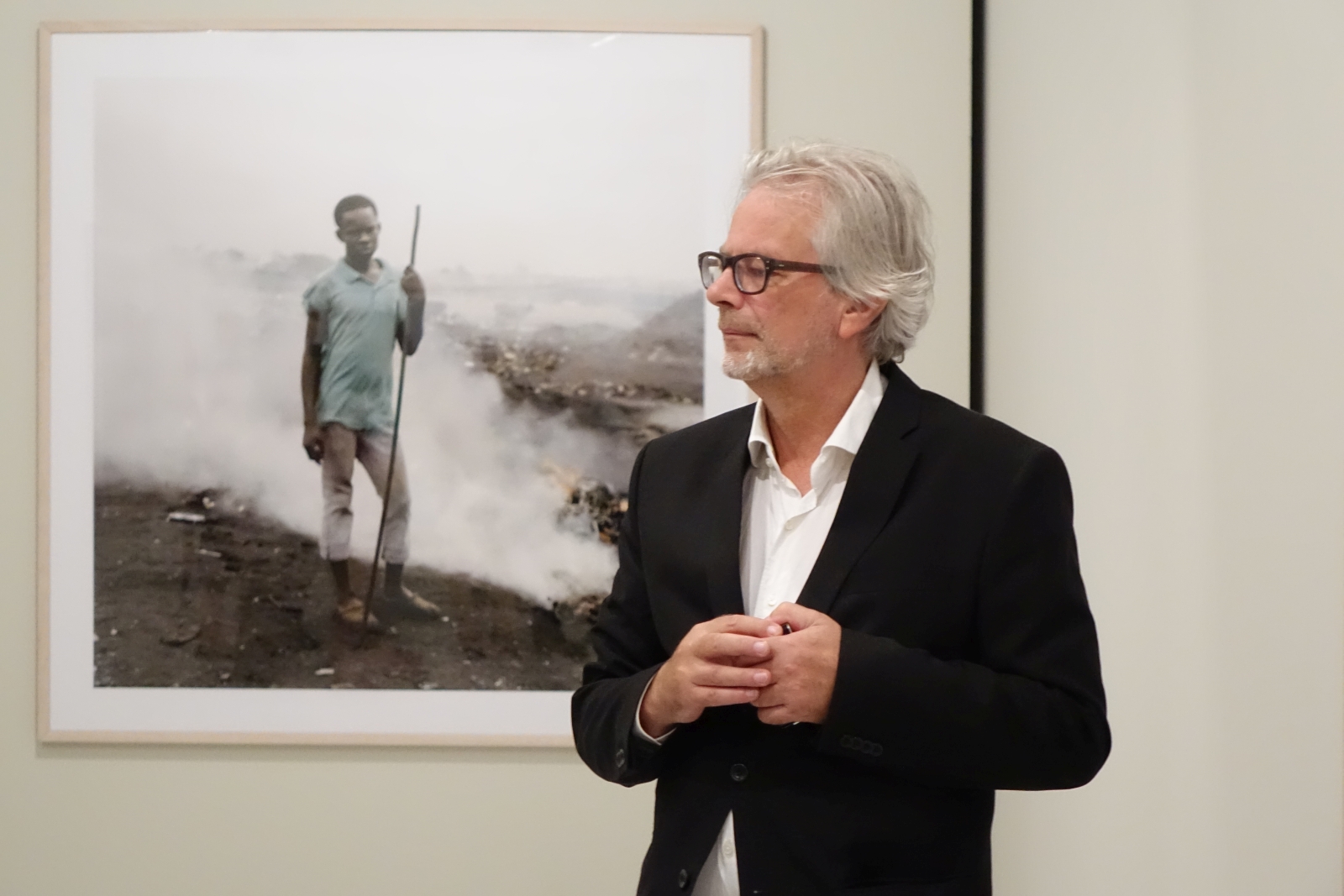 13. Imagen de Wim van Sinderen - Comisario de la exposición y Conservador Jefe del Museo de Fotografía de La Haya