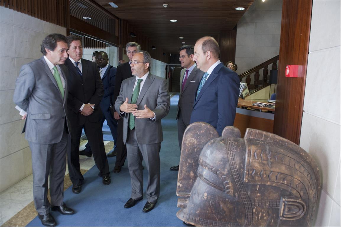 14. Visita institucional a Casa África con motivo de la conferencia impartida por Carlos Lopes, Secretario Ejecutivo de la Comisión para África de Naciones Unidas (UNECA), a la Mediateca Casa África