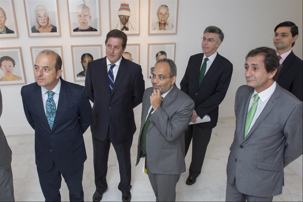 17. Visita institucional a Casa África con motivo de la conferencia impartida por Carlos Lopes, Secretario Ejecutivo de la Comisión para África de Naciones Unidas (UNECA), a la exposición Este debe ser el lugar, de Pieter Hugo