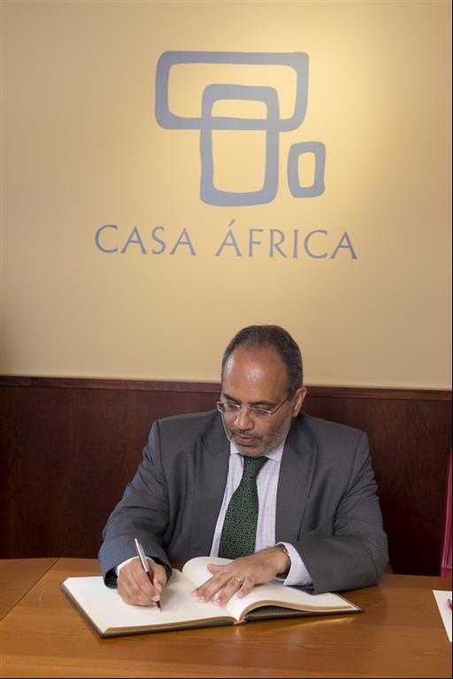 21. Firma del Libro de Honor de Casa África por las autoridades con motivo de la conferencia impartida por Carlos Lopes, Secretario Ejecutivo de la COmisión de las Naciones Unidadas (UNECA)