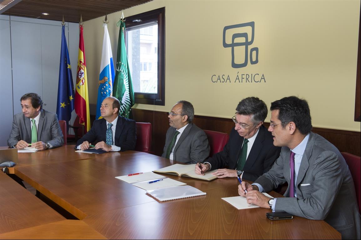 22. Firma del Libro de Honor de Casa África por las autoridades con motivo de la conferencia impartida por Carlos Lopes, Secretario Ejecutivo de la COmisión de las Naciones Unidadas (UNECA)
