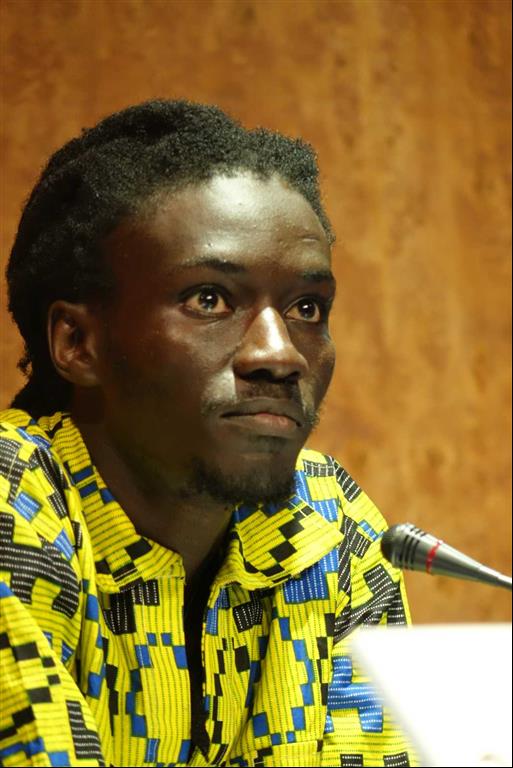 8. Imagen de Mamadou Dia, autor de 3052. Persiguiendo un sueño, en su presentación en Casa África (2014)