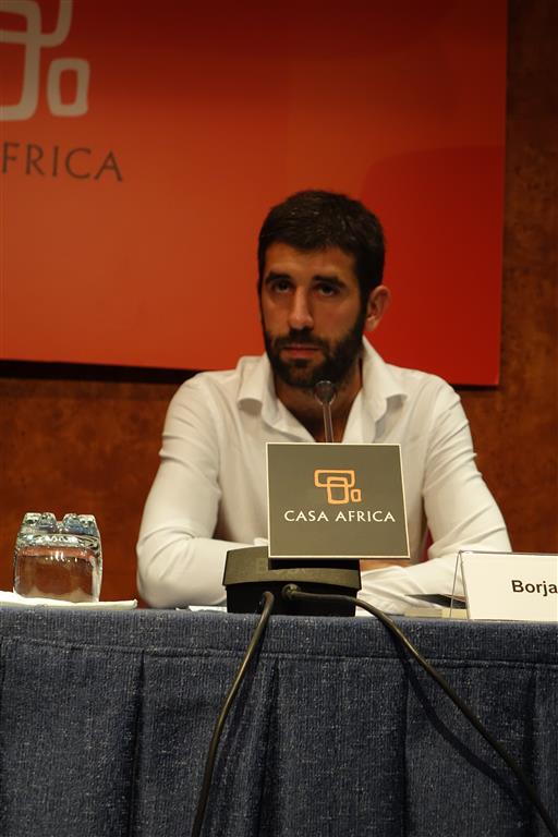 4. Imagen de Borja Monreal Gainza autor del libro Angola, la intensidad de SER humano en la su presentación en Casa África, 2014-