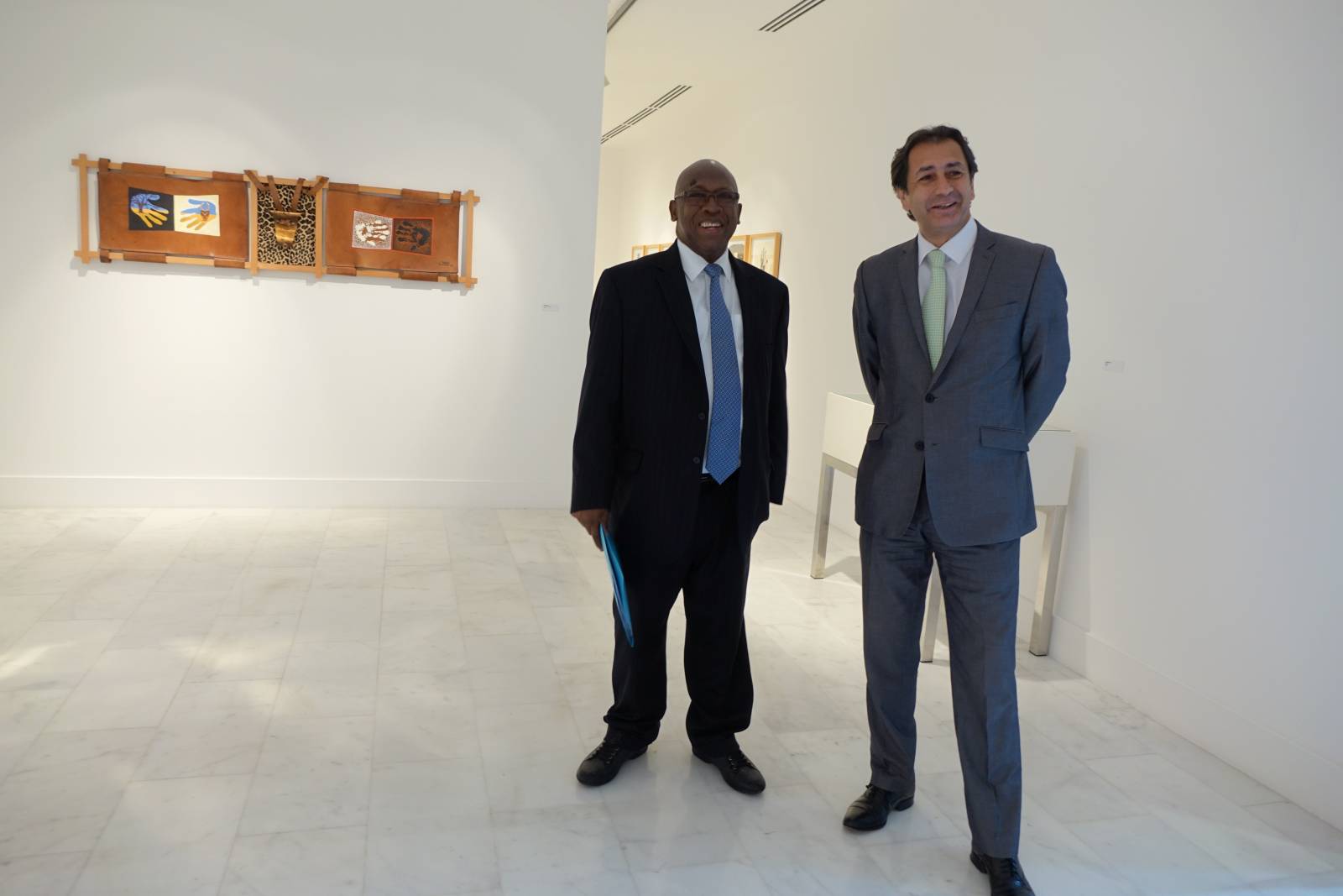 3. Imagen de Abdoulie Janneh -Dtor. Ejecutivo de la Fundación Mo Ibrahim- y Luis Padrón -Dtor. Gral. de Casa África- en la sale de exposiciones de la sede de Casa África