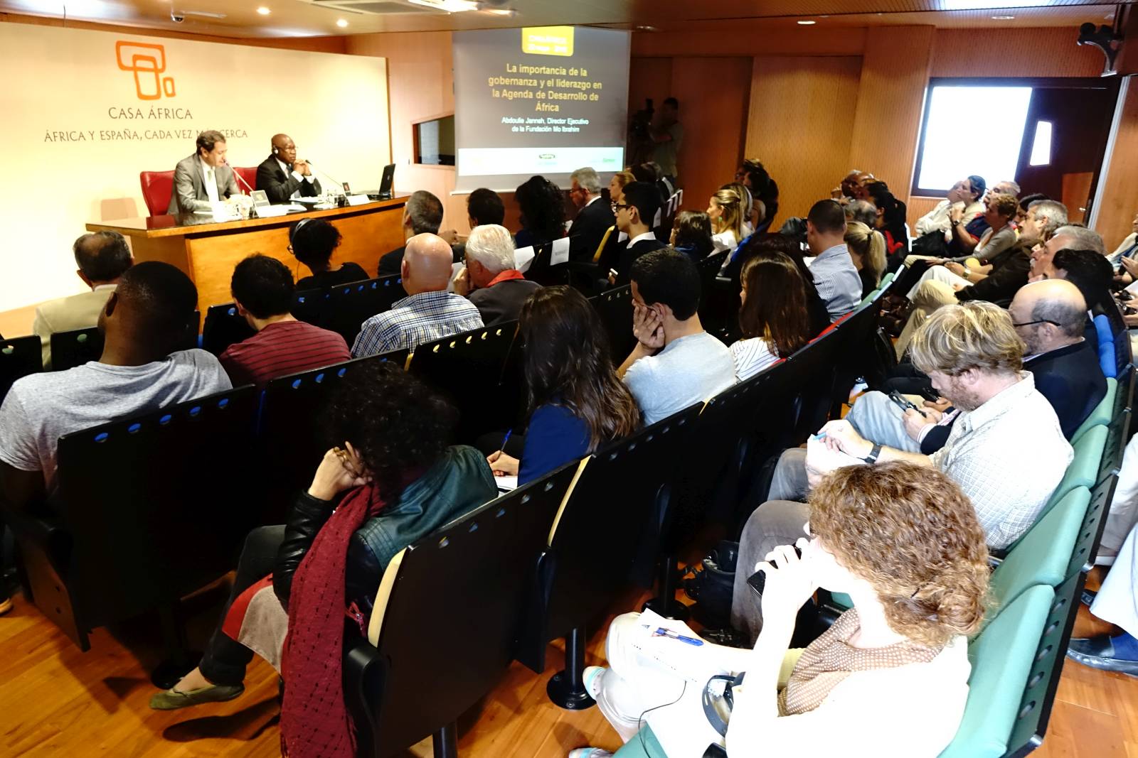 10. Imagen de la conferencia La Importancia de la Gobernanza y el Liderazgo en la Agenda de Desarrollo africano impartida por Abdoulie Janneh