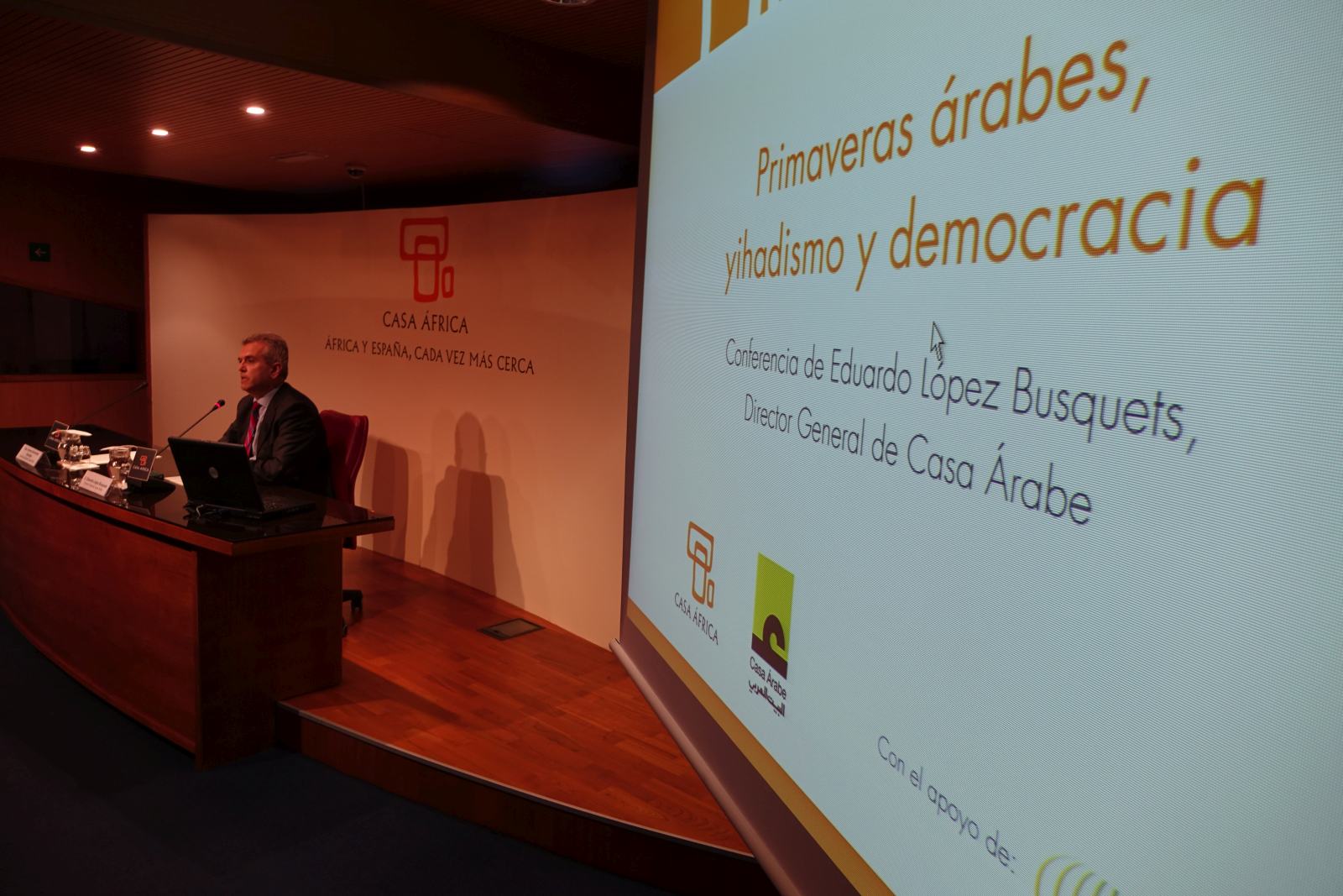 3. Imagen de Eduardo López Busquets, director general de Casa Árabe, en Casa África para impartir la conferencia Primaveras Árabes