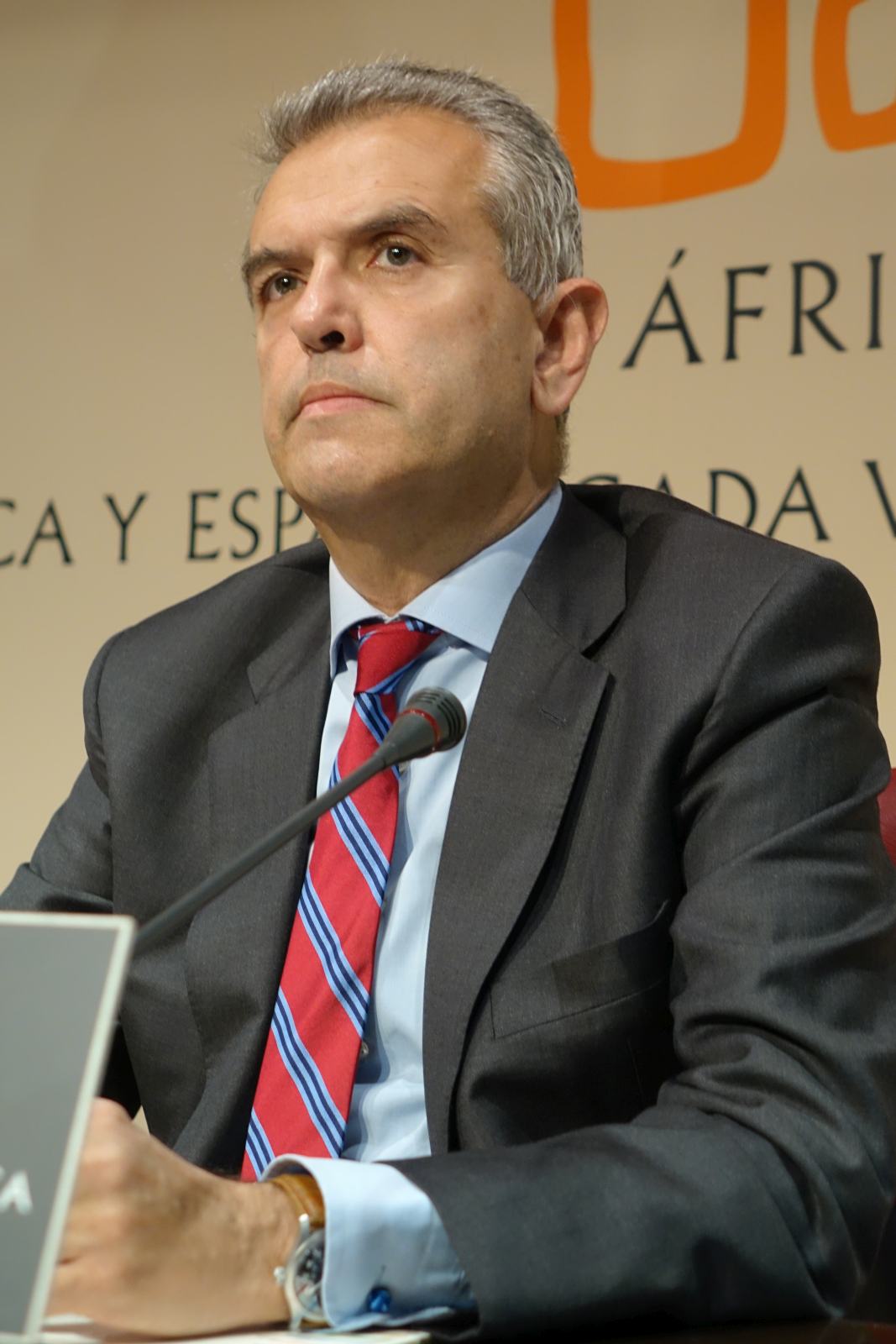 7. Imagen de Eduardo López Busquets, director general de Casa Árabe, en Casa África para impartir la conferencia Primaveras Árabes