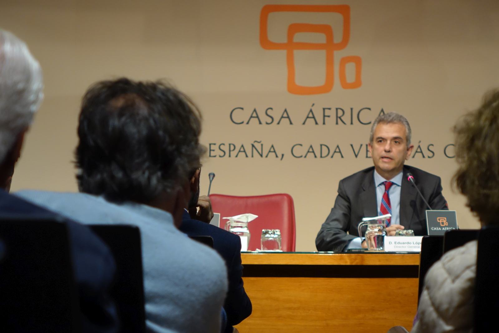 8. Imagen de Eduardo López Busquets, director general de Casa Árabe, en Casa África para impartir la conferencia Primaveras Árabes