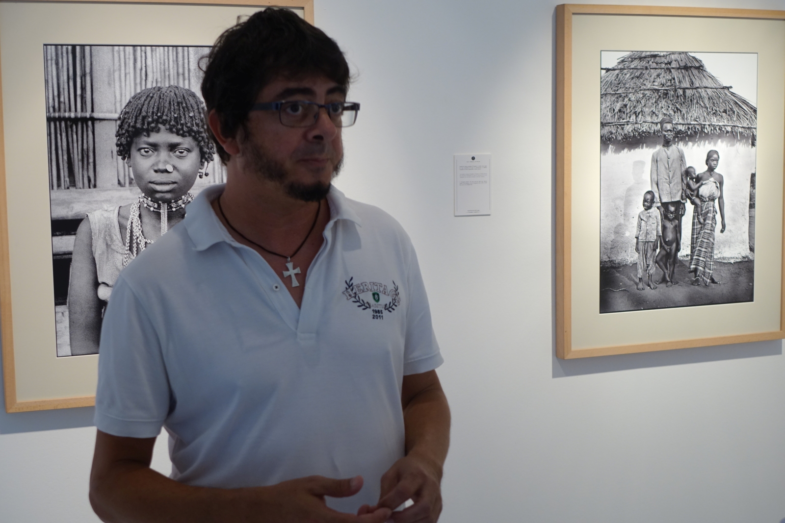 4. Imagen de Tarek Ode -Comisario de la exposición- en la inauguración de Madagascar 1906 en Casa África, 2015.