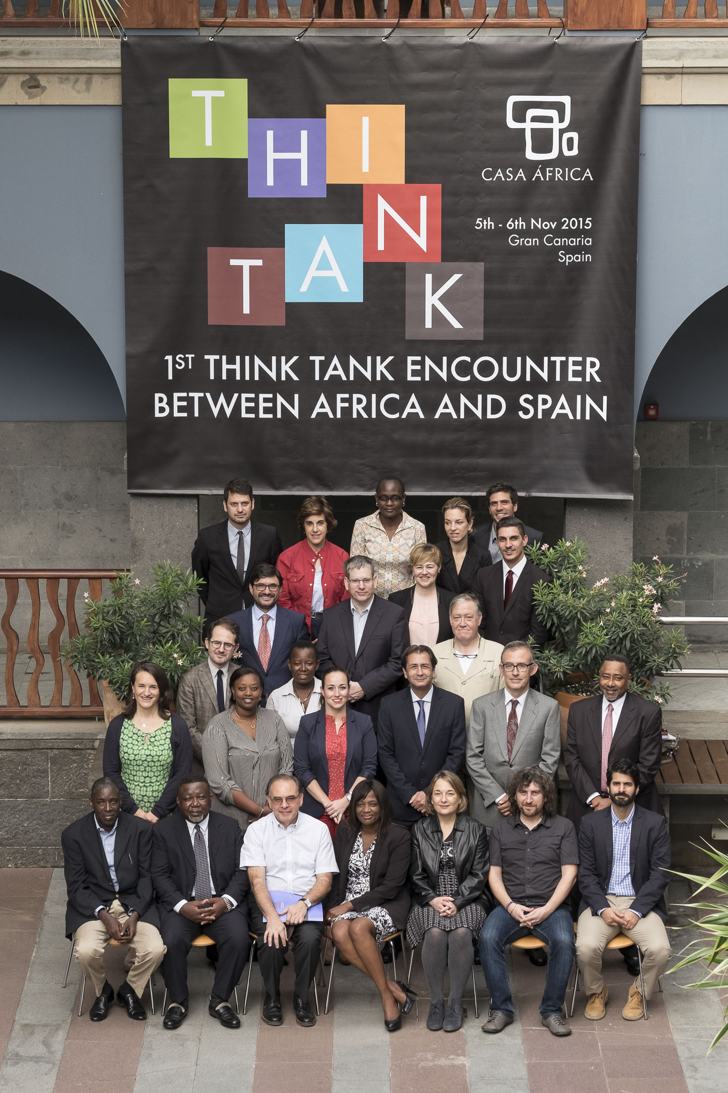6. Imagen de grupo de los participantes del I Encuentro de Think Tanks África-España celebrado en Casa África en diciembre de 2015