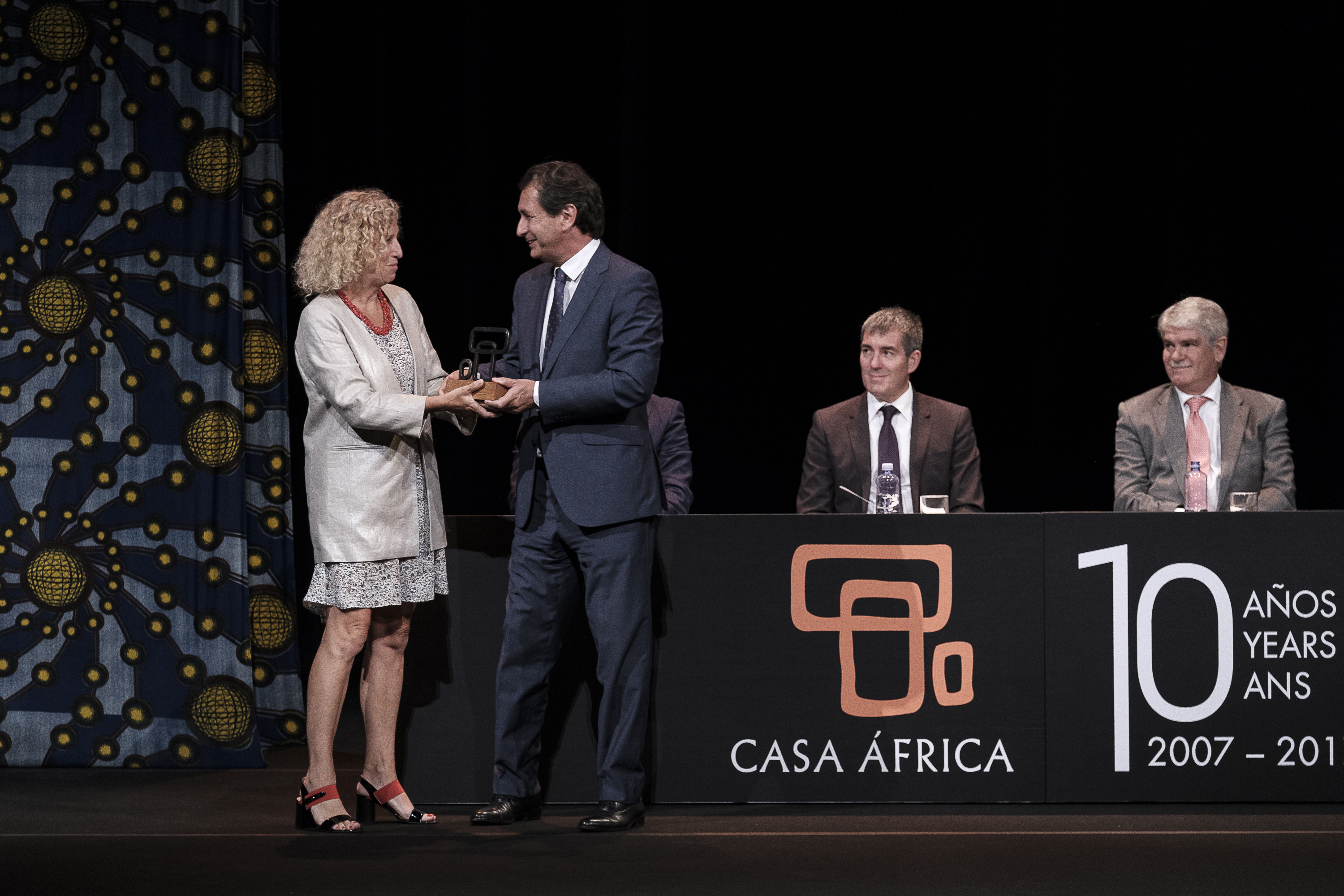 Luis Padrón entregando el premio de Diplomacia Cultural a Mane Cisneros, directora del Festival de Cine Africano de Tarifa
