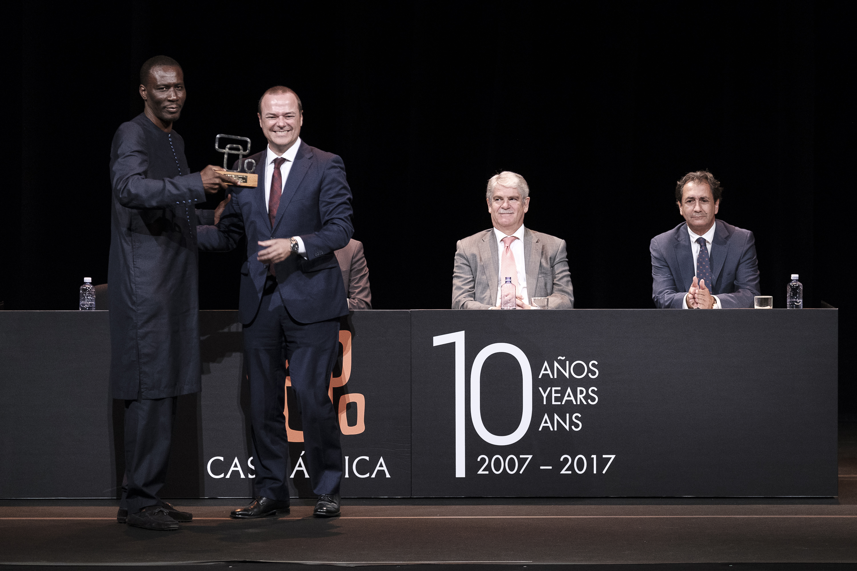 Augusto Hidalgo entregando el premio de Diplomacia Pública a Luc André, presidente de la FAAC