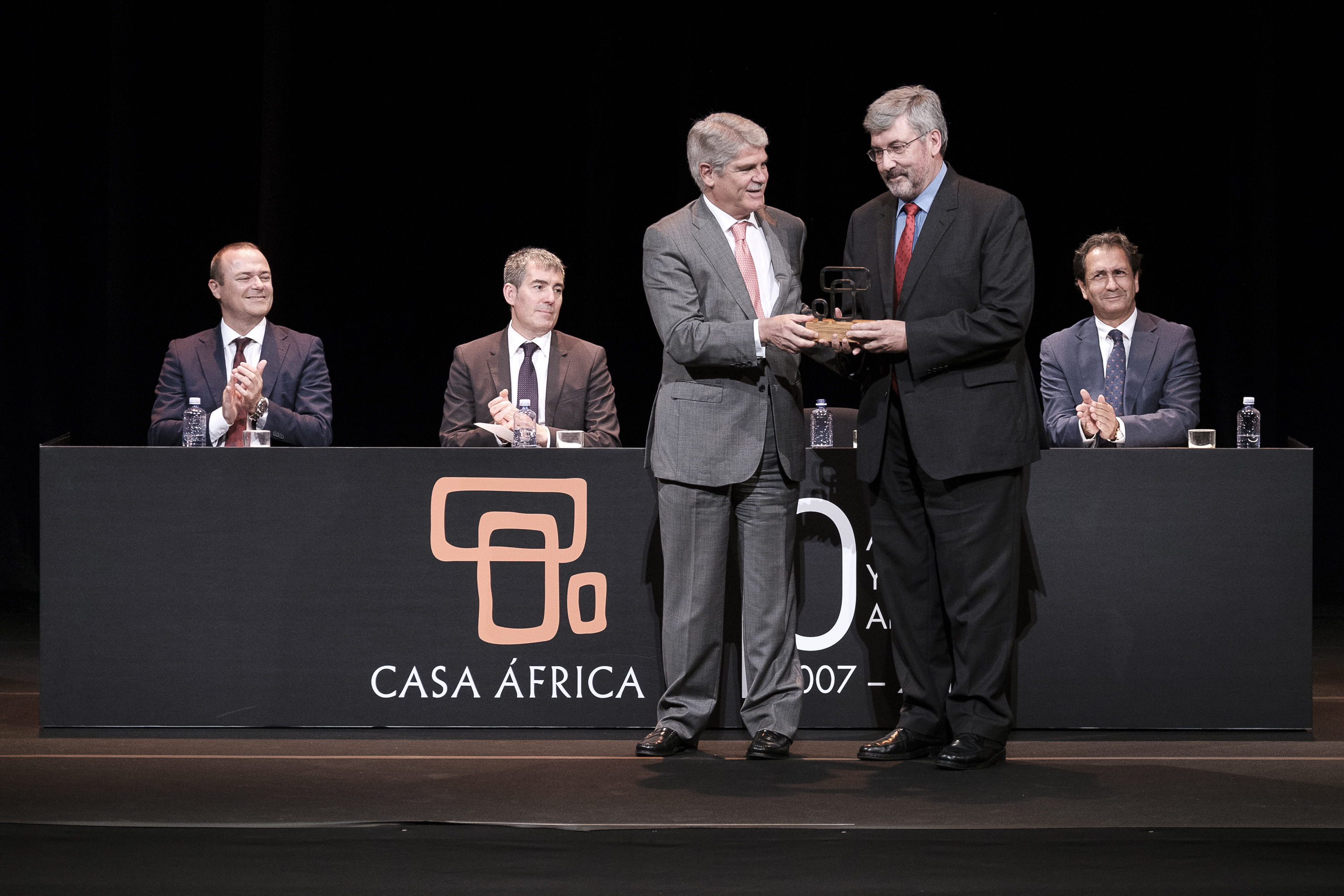 Alfonso Dastis entregando el premio de Diplomacia Digital a Jaime Calvera, director de Mundo Negro