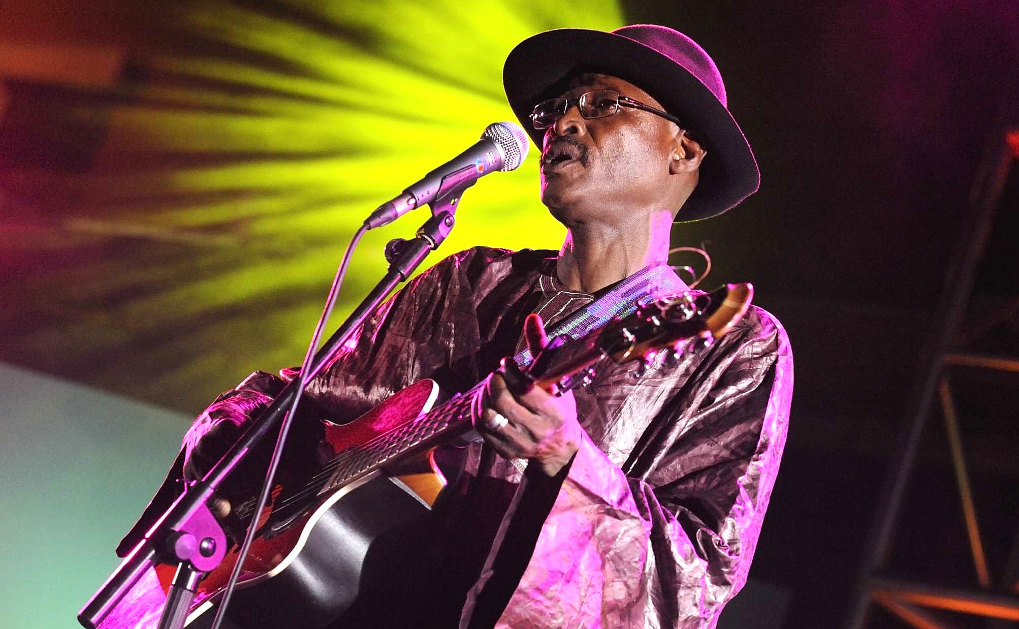 El maliense Afel Bocoum estrena la primera 'Noche de Ramadán' con un concierto vibrante