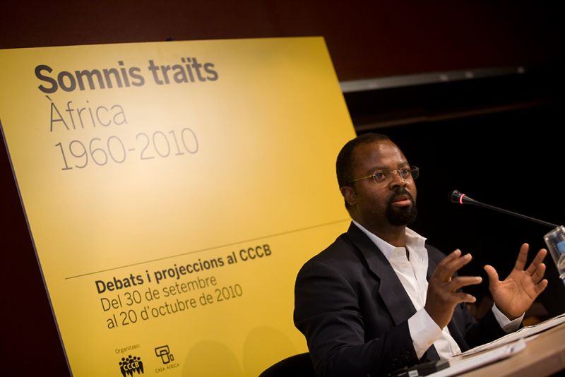 Ben Okri afirma que necesitamos un nuevo lenguaje para hablar los unos de los otros