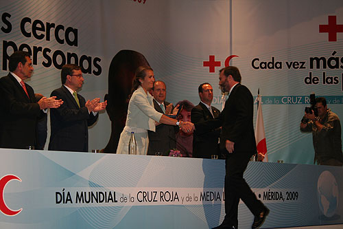 Ricardo Martínez recibe la Medalla de Oro de la Cruz Roja Ricardo Martínez recibe la Medalla de Oro de la Cruz Roja